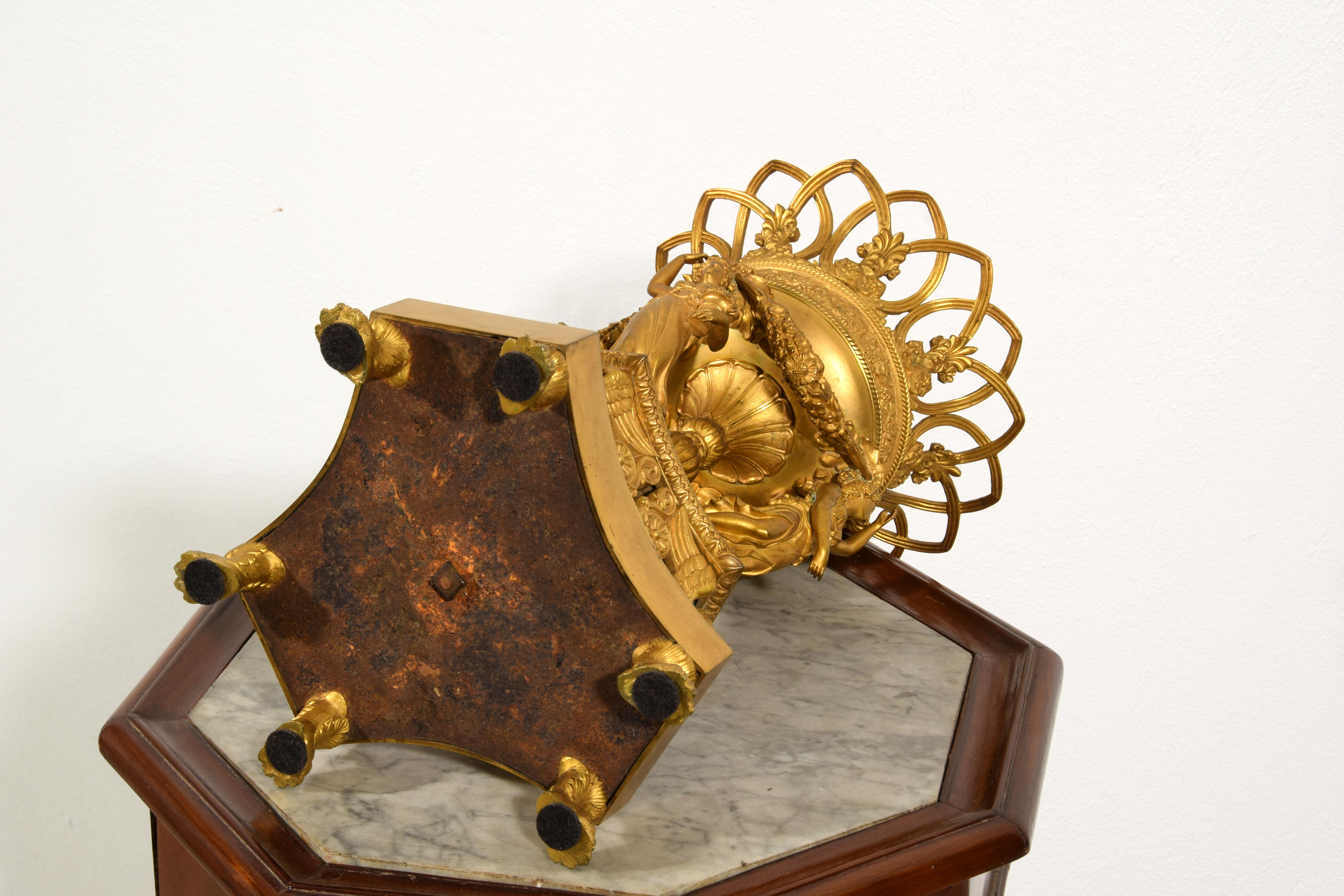 Centrotavola in bronzo dorato Impero francese del XIX secolo in vendita 3