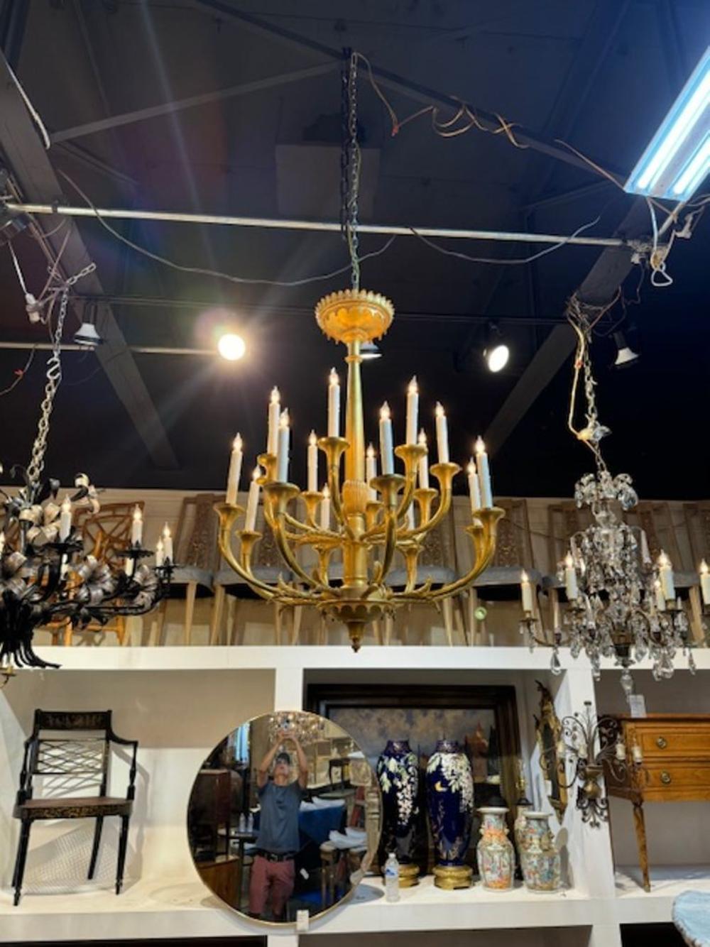 Splendido lampadario in bronzo dorato del XIX secolo in stile Impero a 16 luci. Questo pezzo ha una scala e una forma bellissime e una qualità eccellente. Stupefacente! Questo lampadario viene fornito con una catena e un baldacchino ed è cablato e