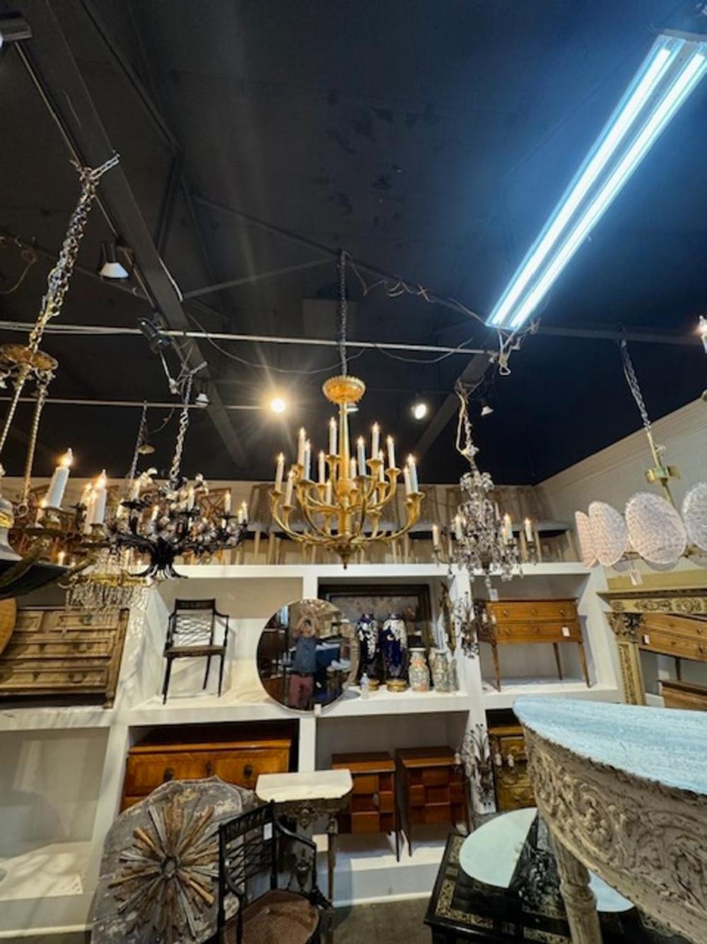 Stile impero Lampadario in bronzo dorato Impero francese del XIX secolo con 16 luci in vendita