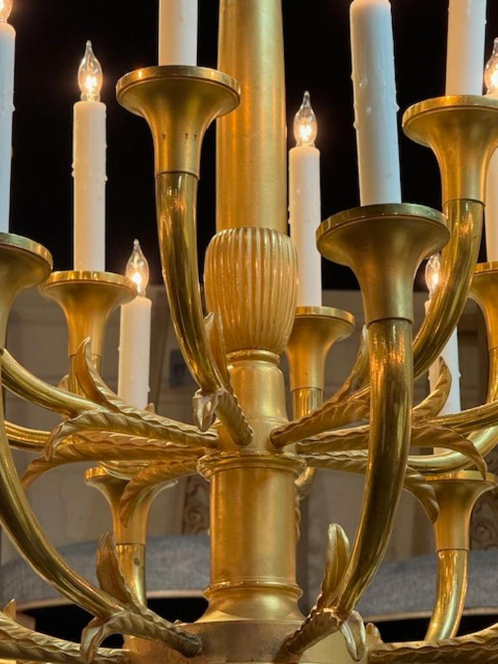 Francese Lampadario in bronzo dorato Impero francese del XIX secolo con 16 luci in vendita