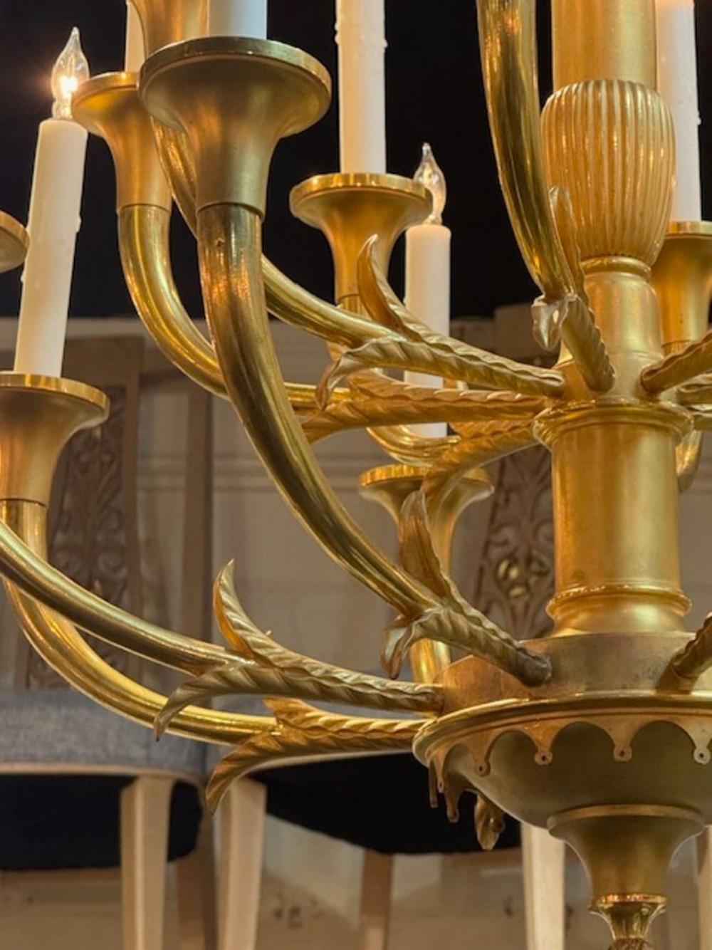 Dorato Lampadario in bronzo dorato Impero francese del XIX secolo con 16 luci in vendita
