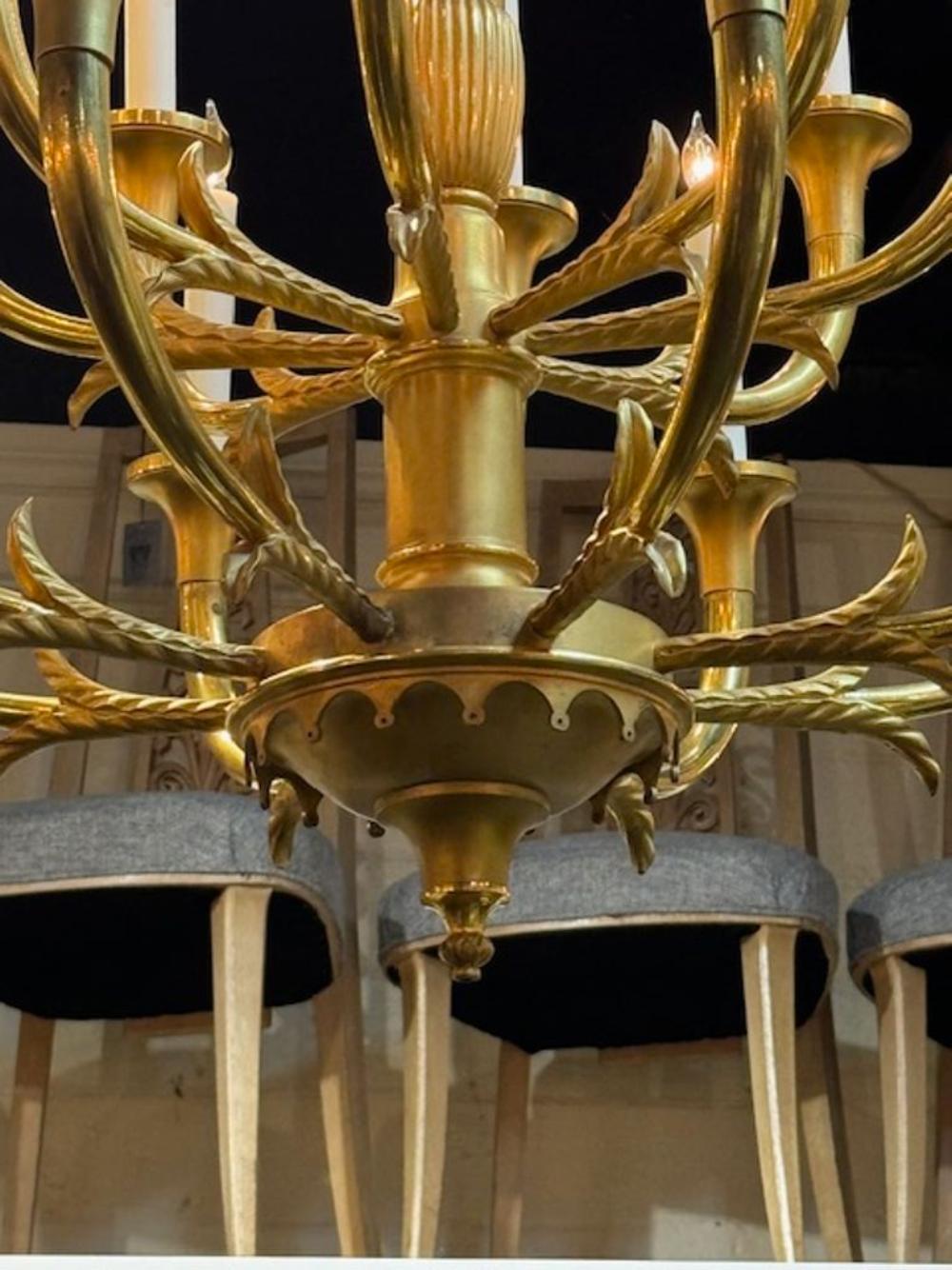 Bronzo Lampadario in bronzo dorato Impero francese del XIX secolo con 16 luci in vendita