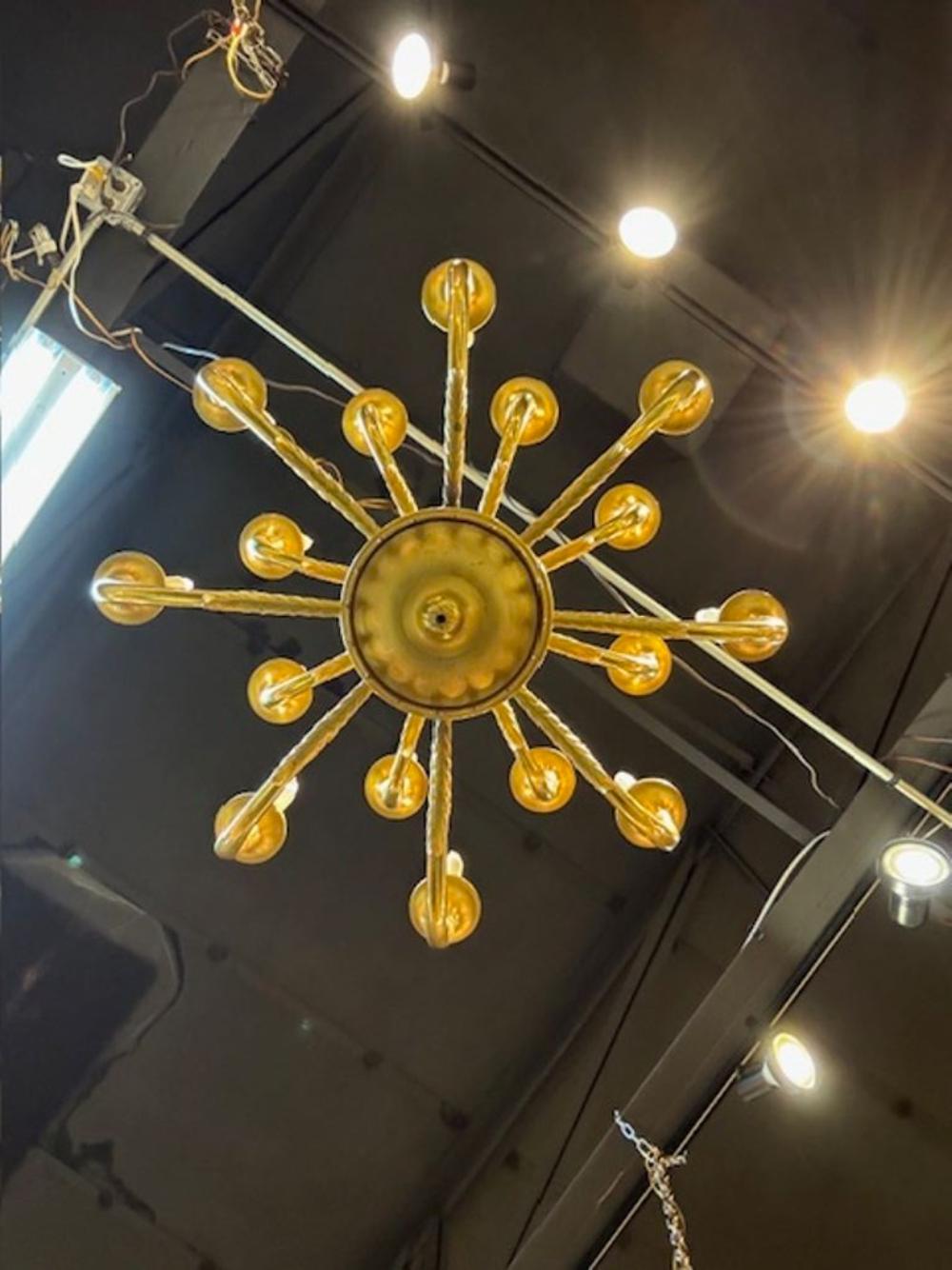 Lampadario in bronzo dorato Impero francese del XIX secolo con 16 luci in vendita 1