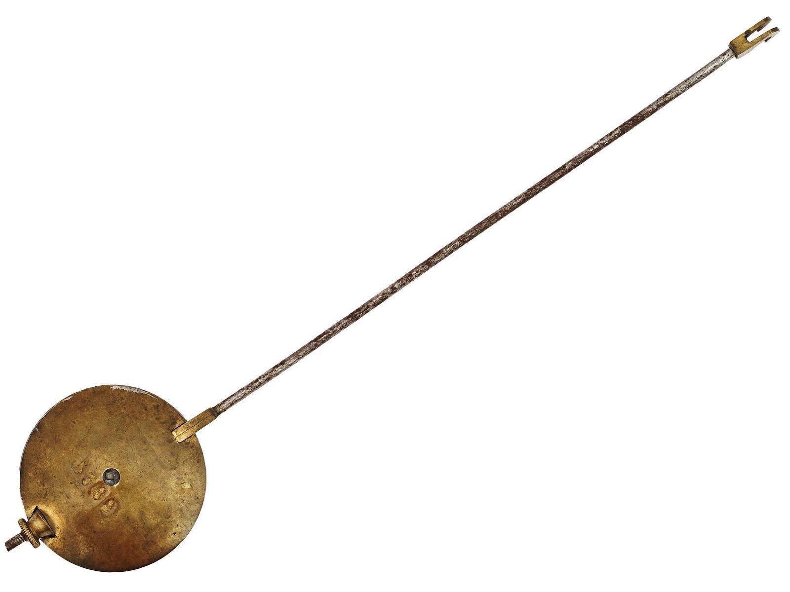 Pendule de cheminée ancienne (XIXe siècle) en bronze doré, finement sculptée et coulée, de style Renaissance, représentant d'élégants musiciens et musiciennes dans une allégorie de la musique.  Avec cloche de sonnerie et pendule d'origine.  
