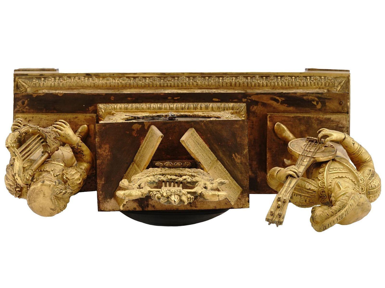 Französisches Kaiserreich im 19. Jahrhundert  Kaminuhr aus vergoldeter Bronze mit Musikthema im Zustand „Gut“ im Angebot in New York, NY