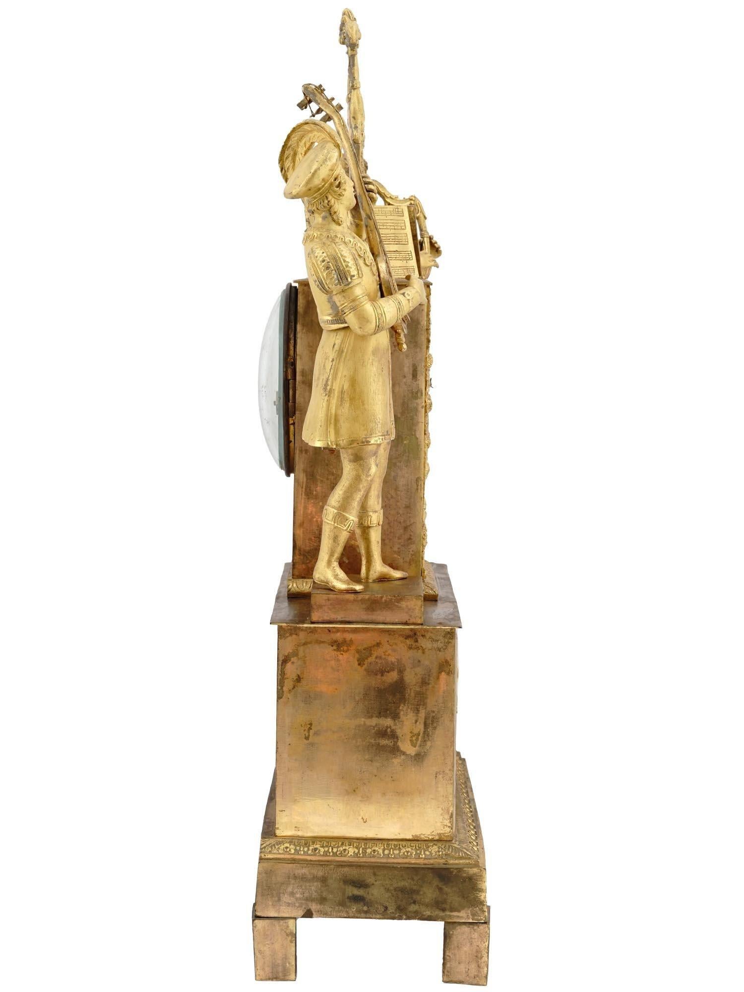 L'Empire français du XIXe siècle  Pendule de cheminée en bronze doré sur le thème musical en vente 1
