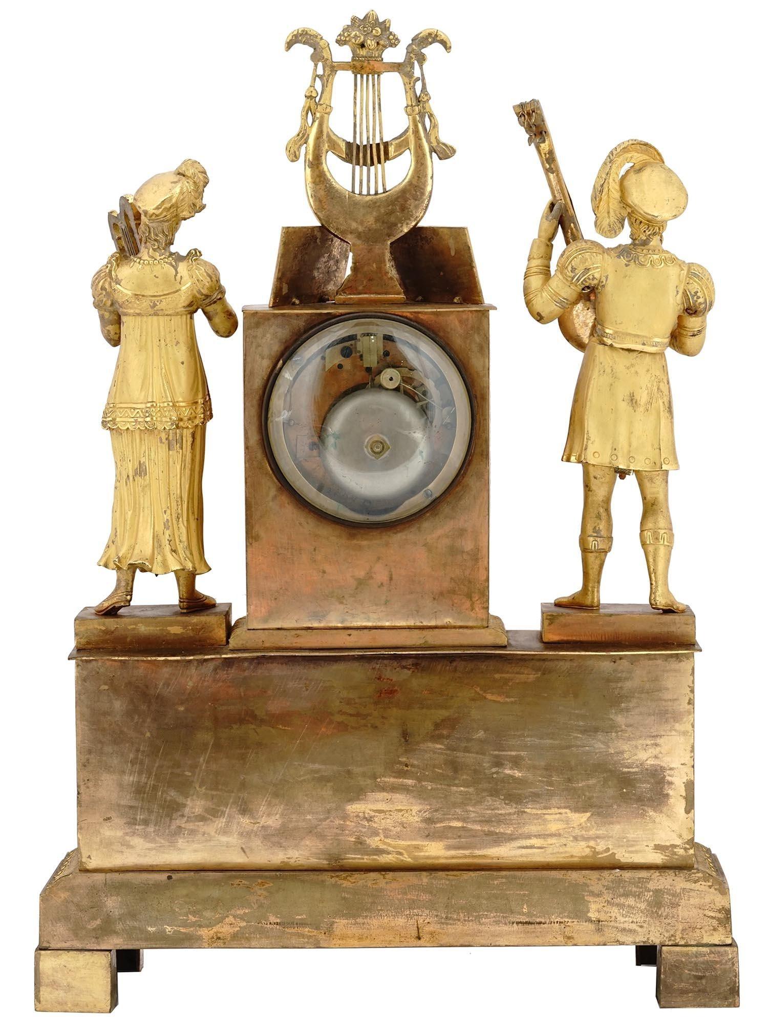 L'Empire français du XIXe siècle  Pendule de cheminée en bronze doré sur le thème musical en vente 2
