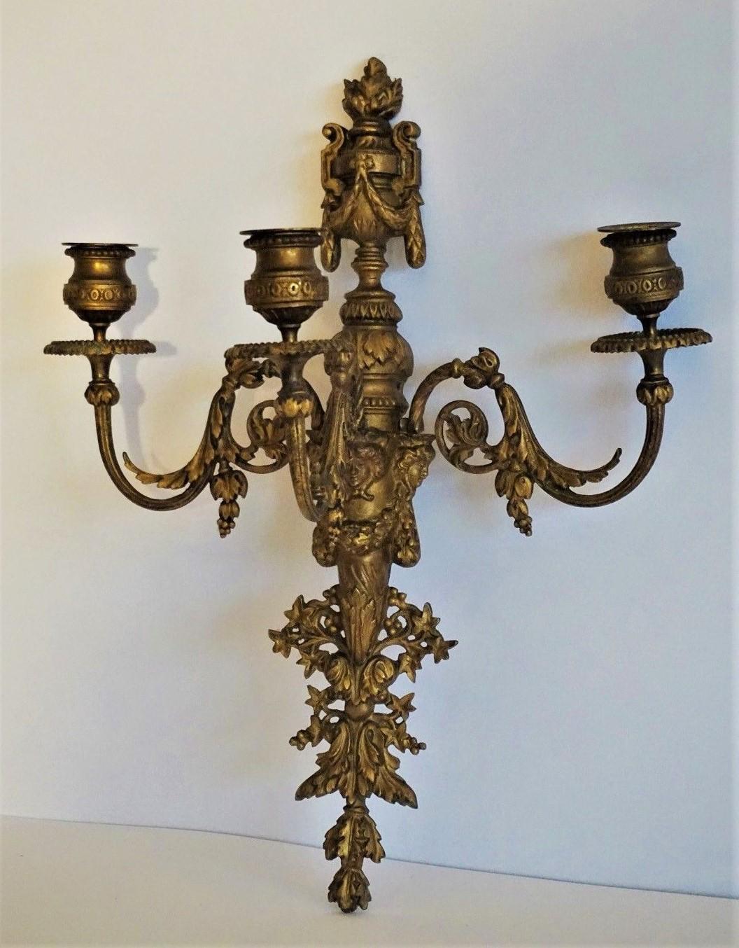 19. Jahrhundert Französisch Empire Vergoldete Bronze Drei-Licht-Sconce:: Wand-Kandelaber im Zustand „Gut“ im Angebot in Frankfurt am Main, DE