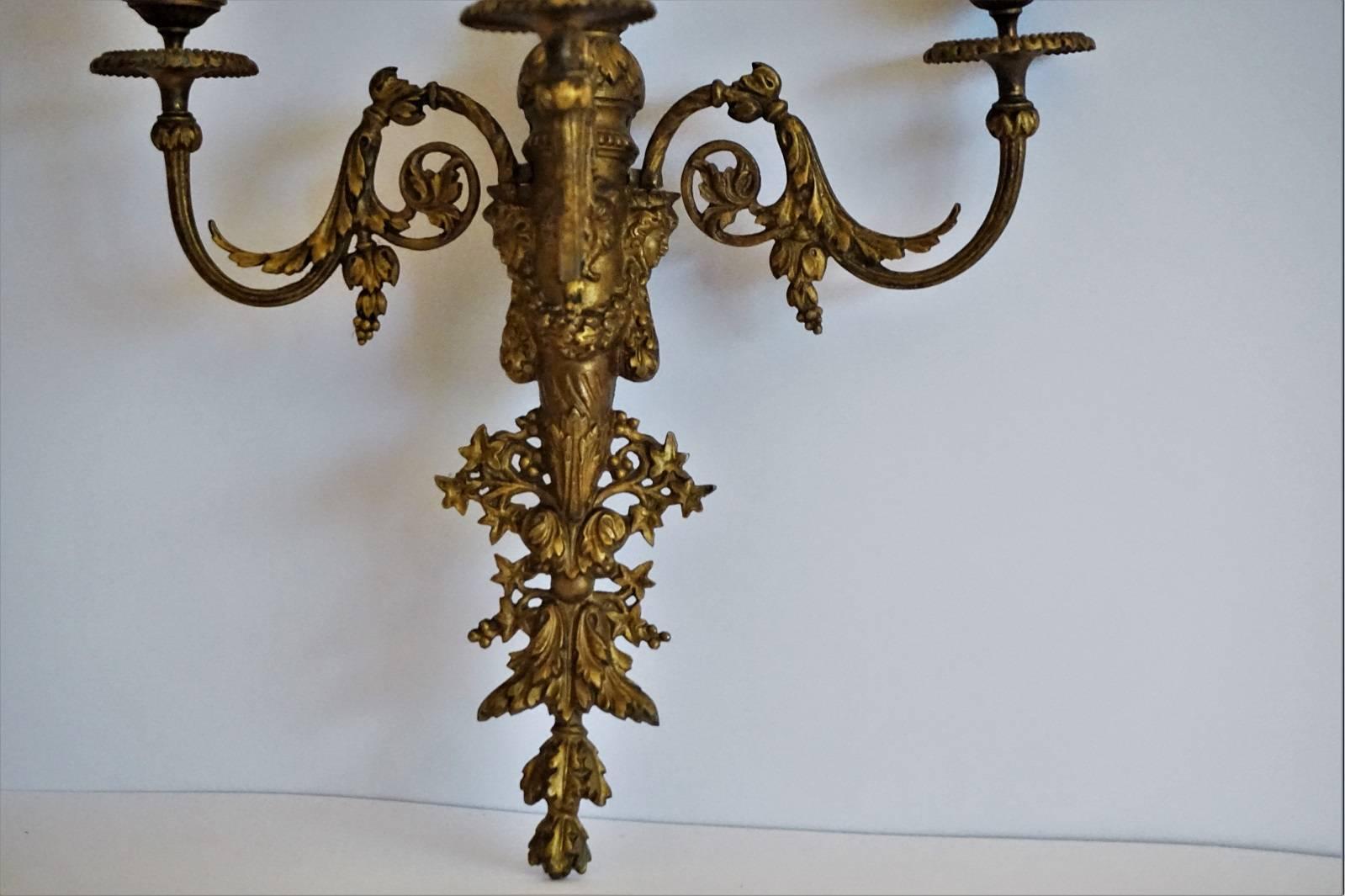Doré applique à trois lumières en bronze doré Empire français du 19ème siècle:: Candélabre mural en vente