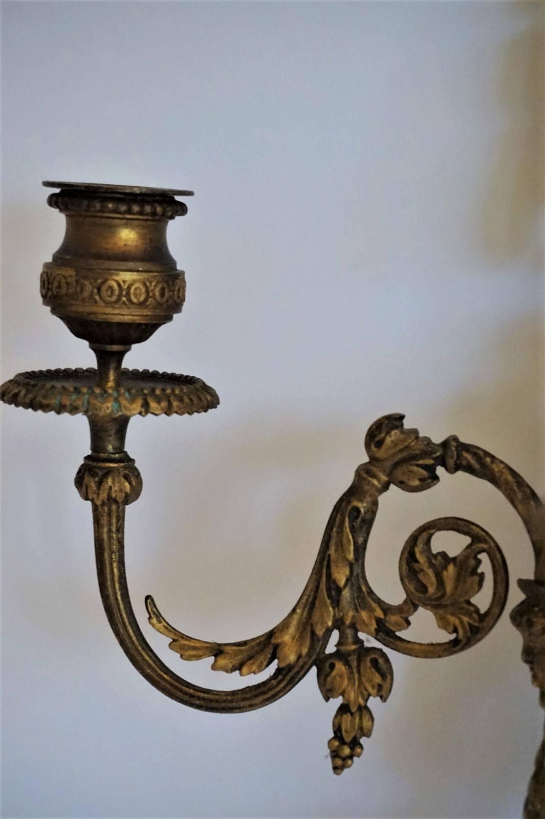 19. Jahrhundert Französisch Empire Vergoldete Bronze Drei-Licht-Sconce:: Wand-Kandelaber im Angebot 4