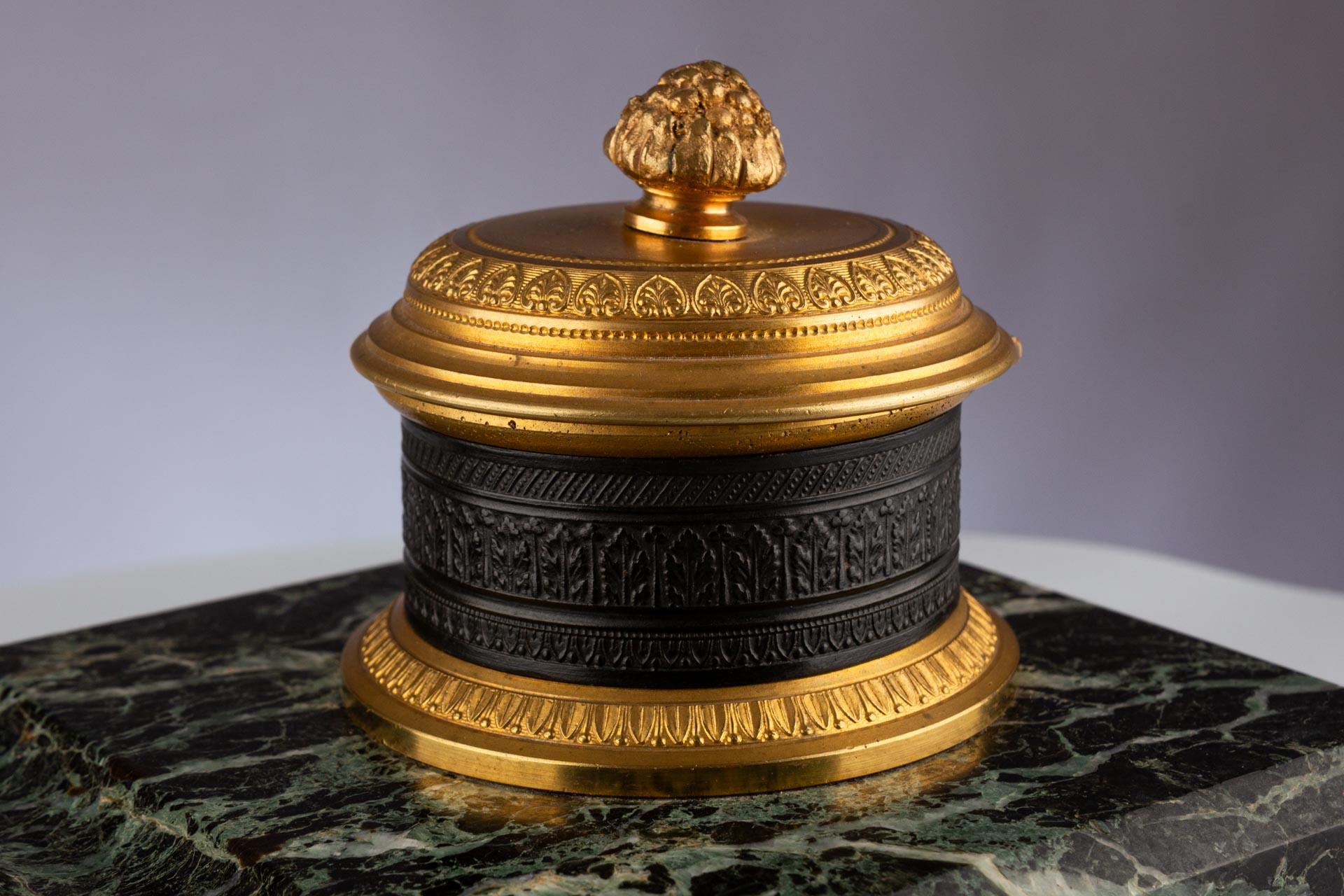 Calamaio Impero francese del XIX secolo con montatura in bronzo e base in marmo in vendita 3