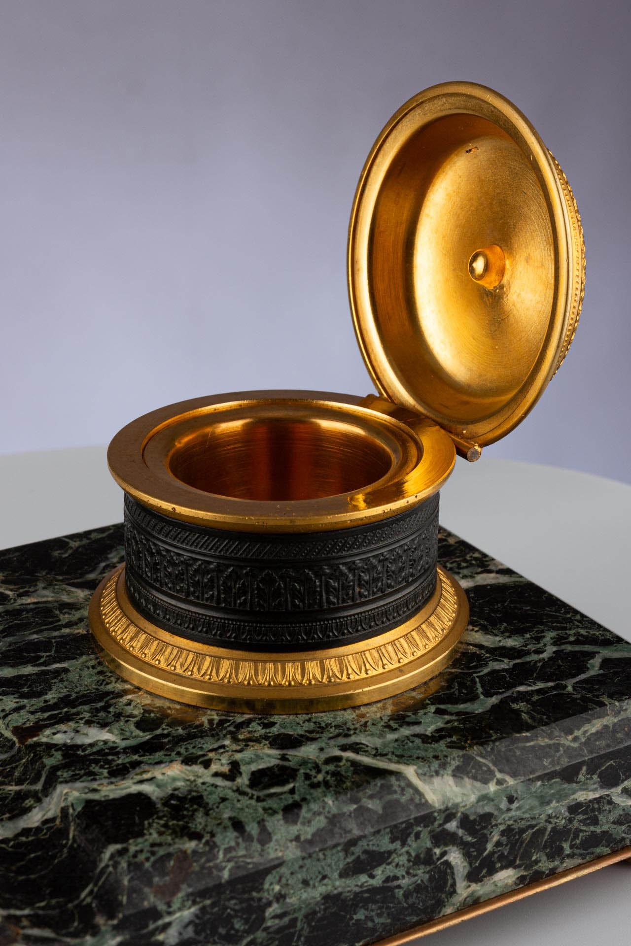 Calamaio Impero francese del XIX secolo con montatura in bronzo e base in marmo in vendita 4