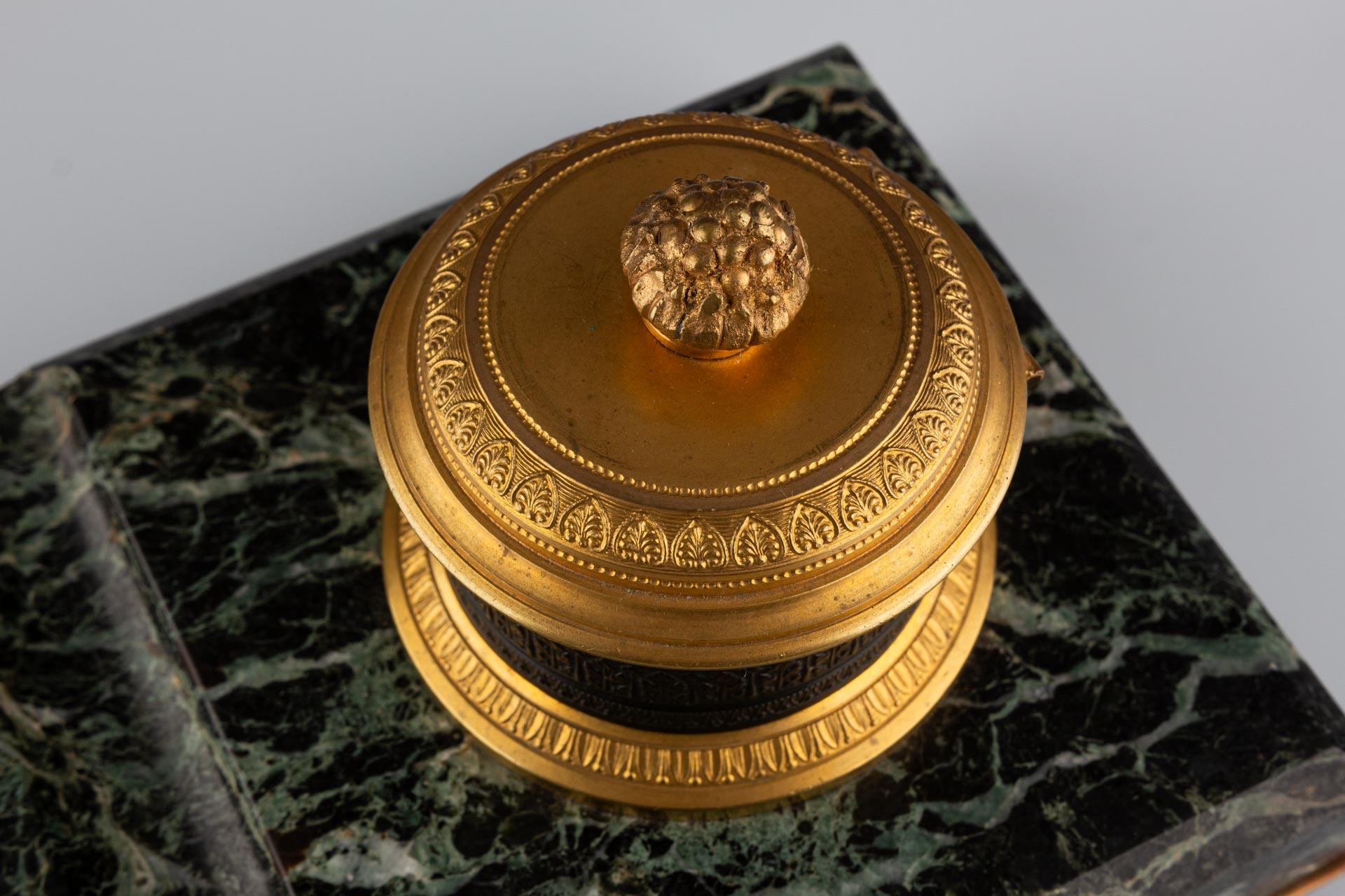 Calamaio Impero francese del XIX secolo con montatura in bronzo e base in marmo in vendita 6