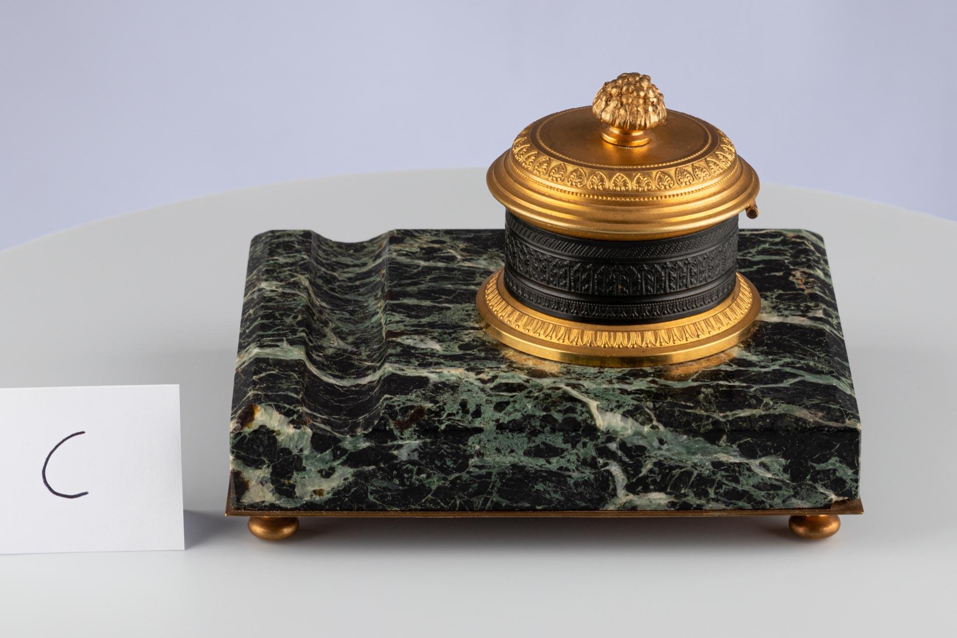 Calamaio Impero francese del XIX secolo con montatura in bronzo e base in marmo in vendita 9