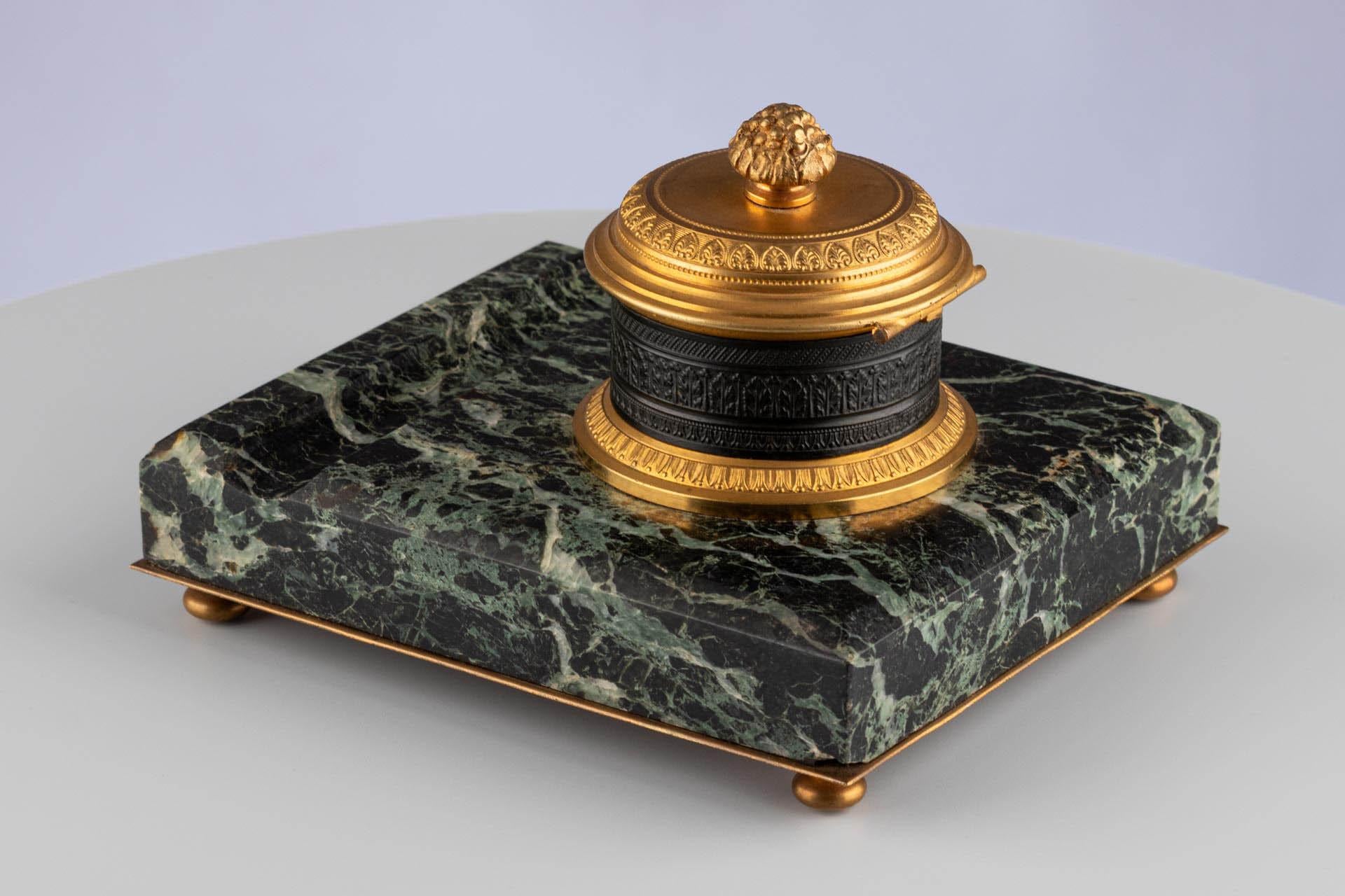 Neoimpero Calamaio Impero francese del XIX secolo con montatura in bronzo e base in marmo in vendita