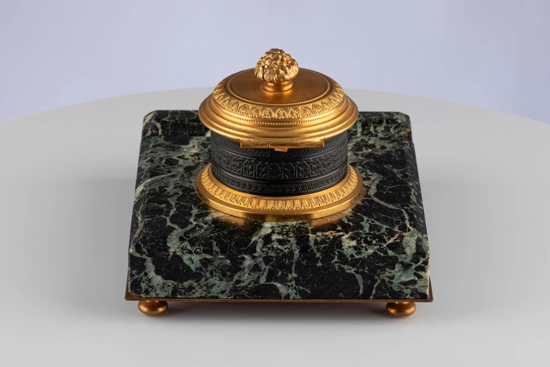Francese Calamaio Impero francese del XIX secolo con montatura in bronzo e base in marmo in vendita