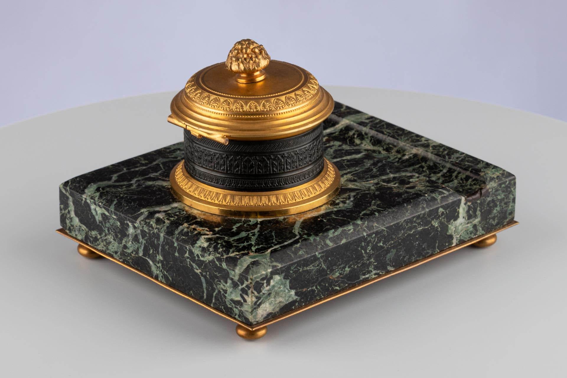 Dorato Calamaio Impero francese del XIX secolo con montatura in bronzo e base in marmo in vendita