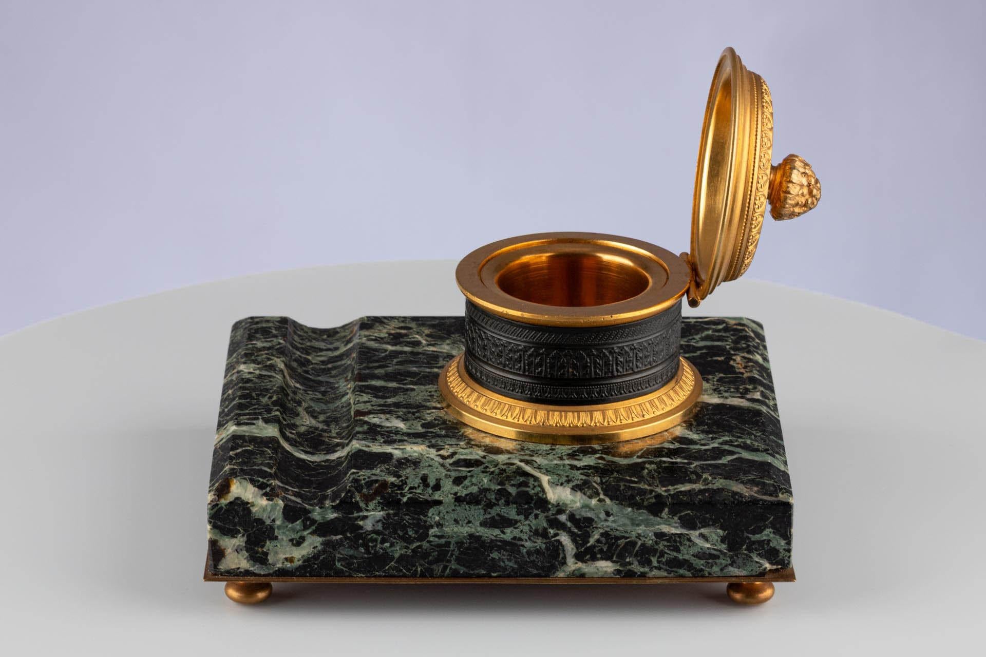 Calamaio Impero francese del XIX secolo con montatura in bronzo e base in marmo In condizioni buone in vendita a Greven, DE