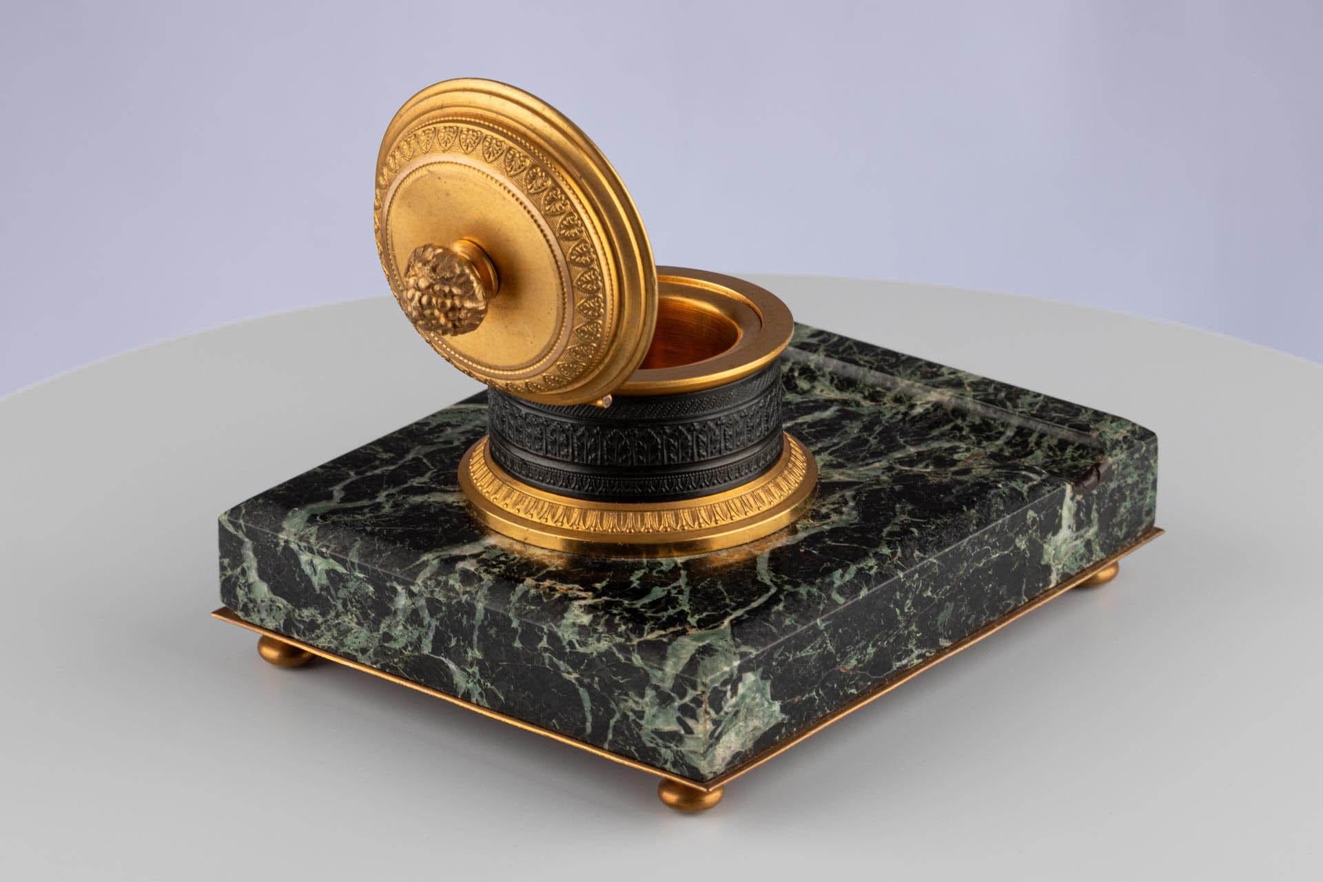 Bronzo Calamaio Impero francese del XIX secolo con montatura in bronzo e base in marmo in vendita