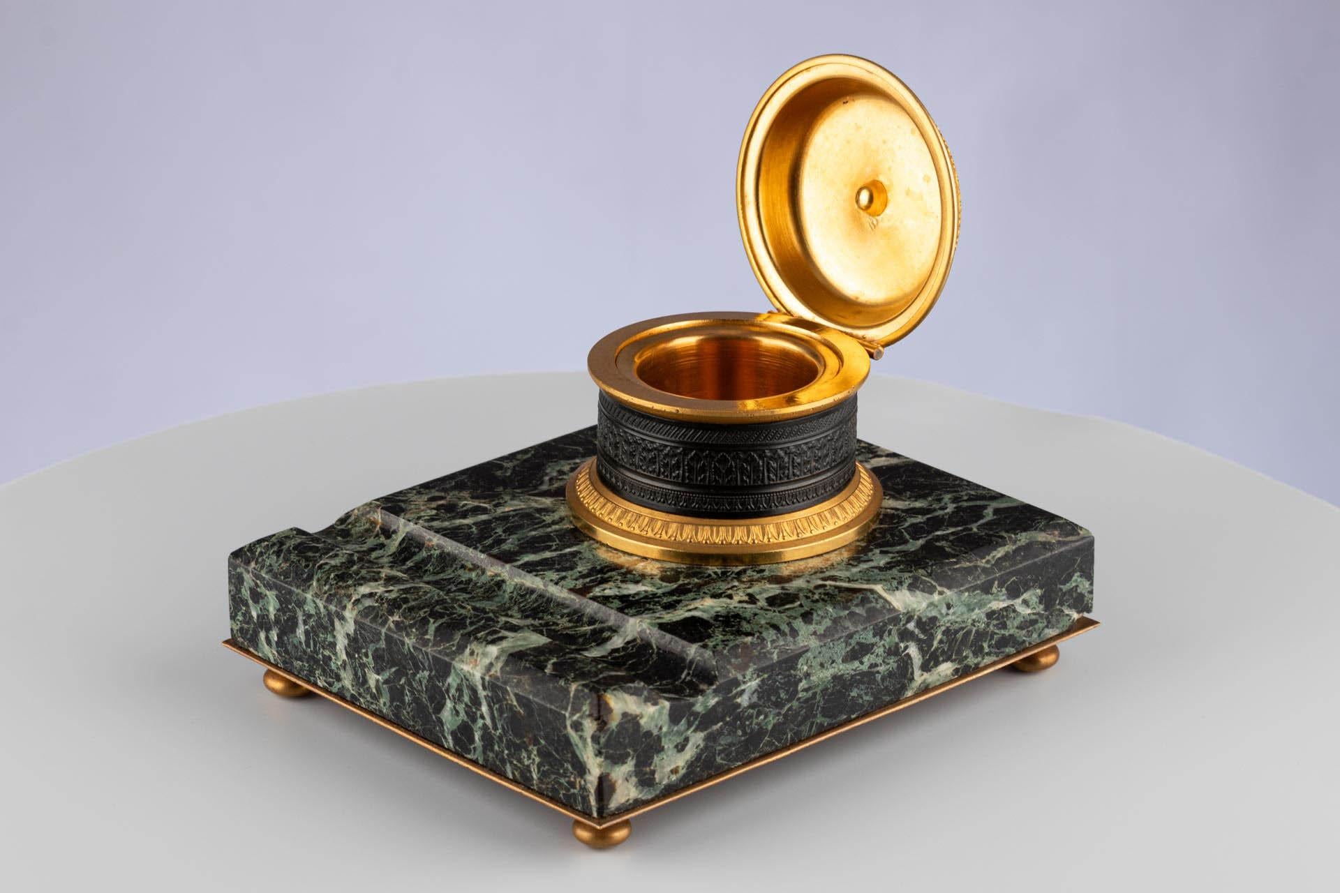 Calamaio Impero francese del XIX secolo con montatura in bronzo e base in marmo in vendita 1