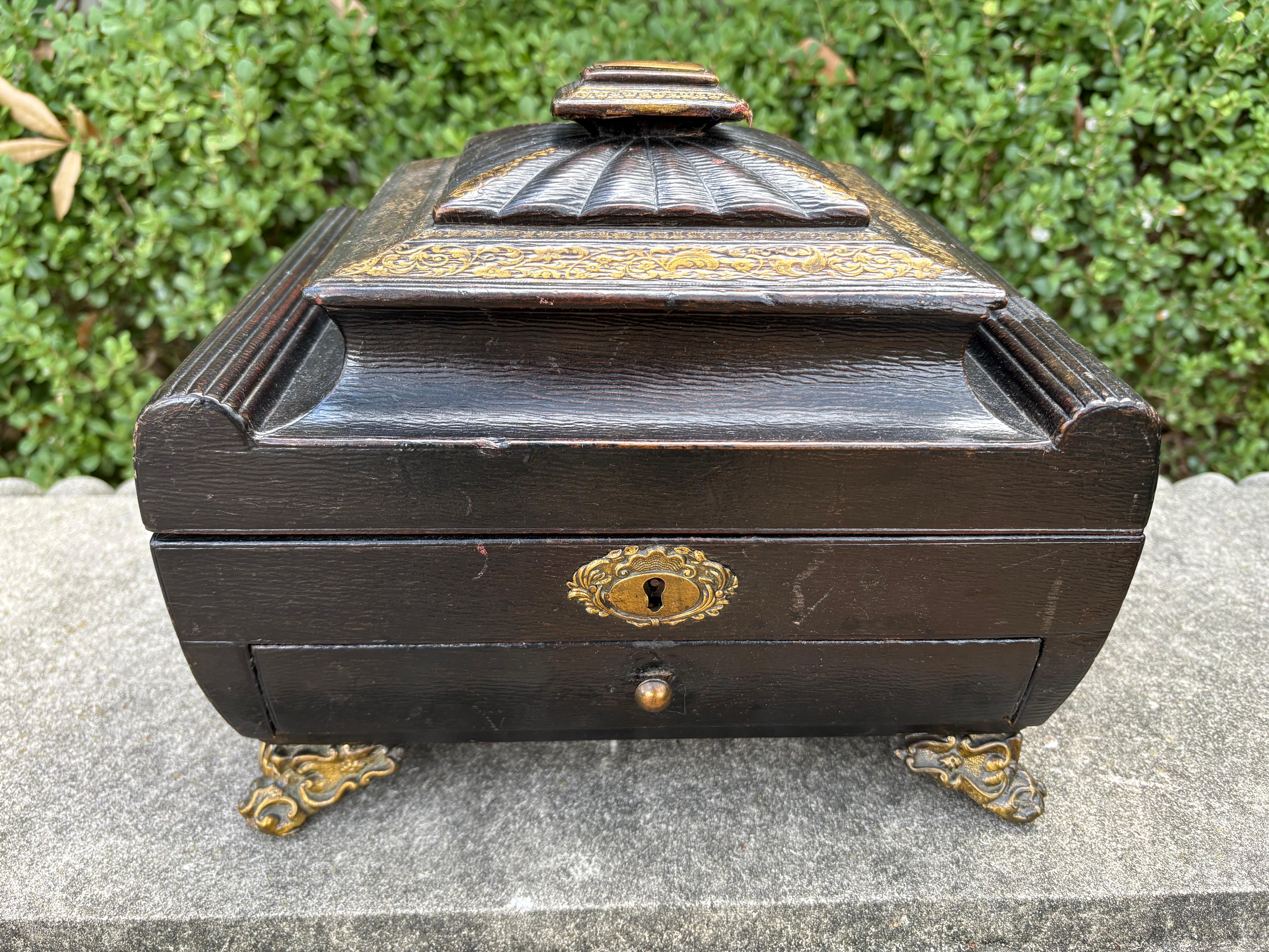 Scatola in pelle dell'Impero francese del XIX secolo.
In offerta c'è una grande e bella scatola antica in pelle goffrata Antique French con finiture in bronzo, uno scomparto per lettere, appunti o carta con un cassetto e un interno in raso