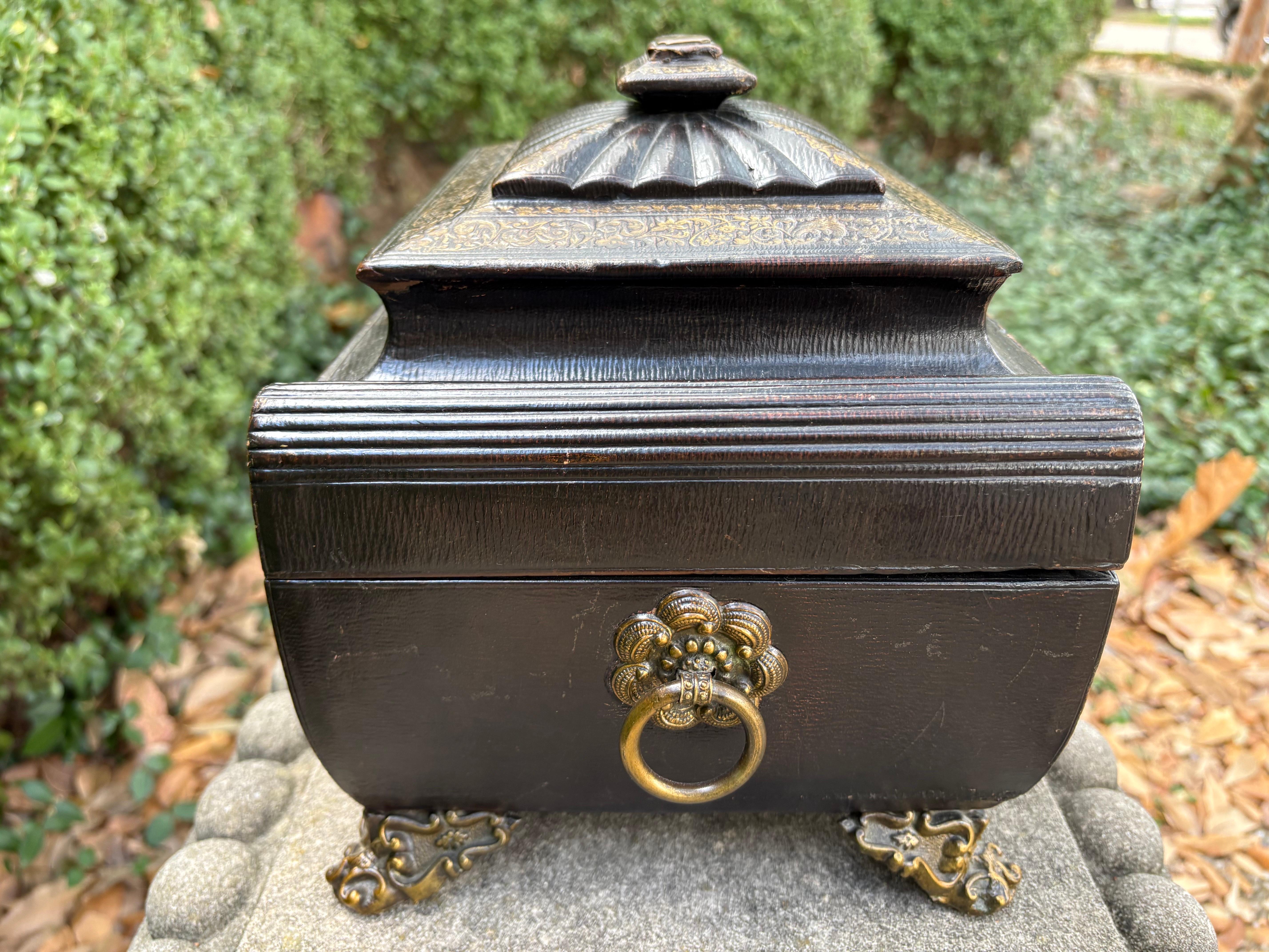 Goffrato Scatola in pelle Impero francese del XIX secolo in vendita