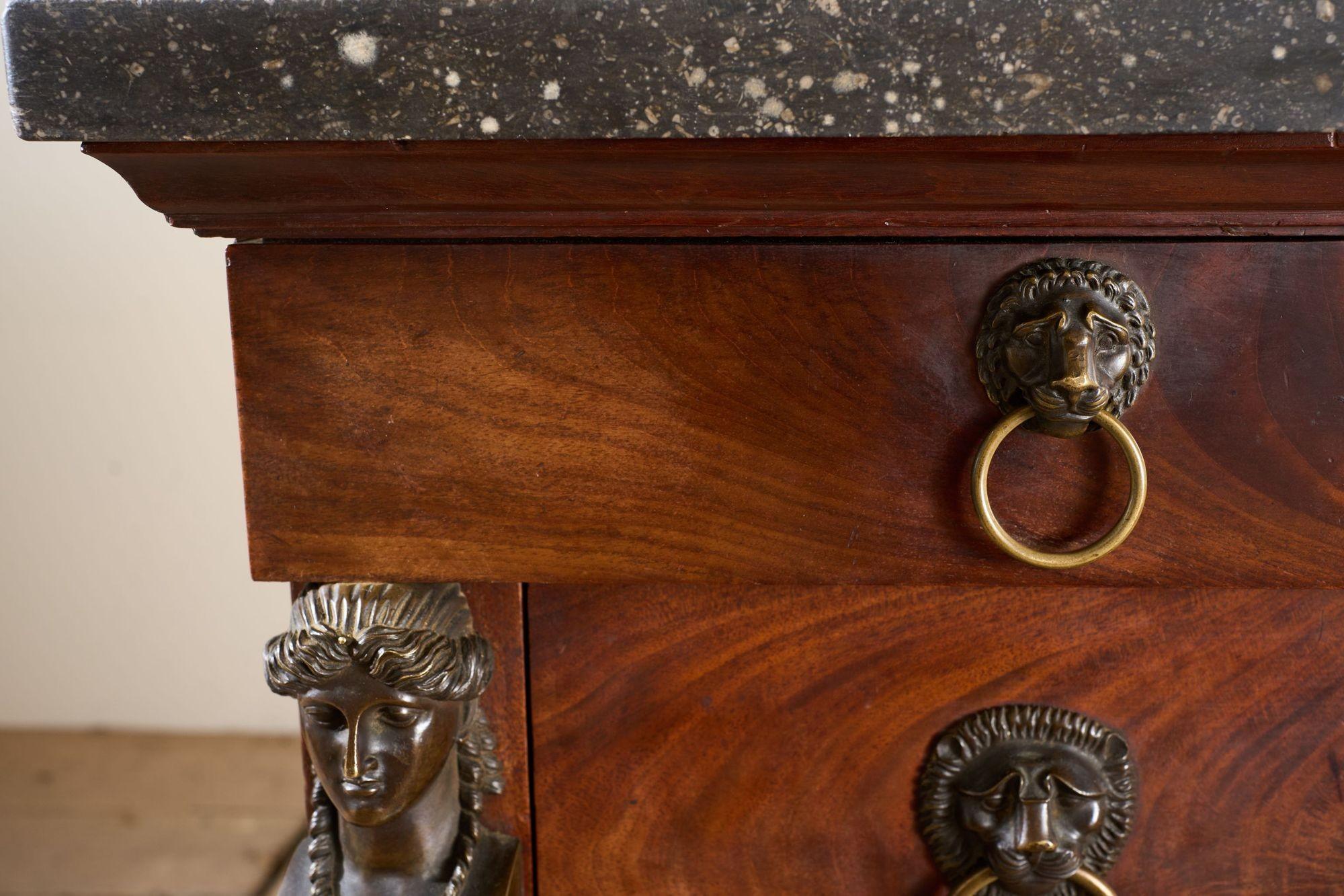 Commode empire française du XIXe siècle en acajou et marbre fossile en vente 7