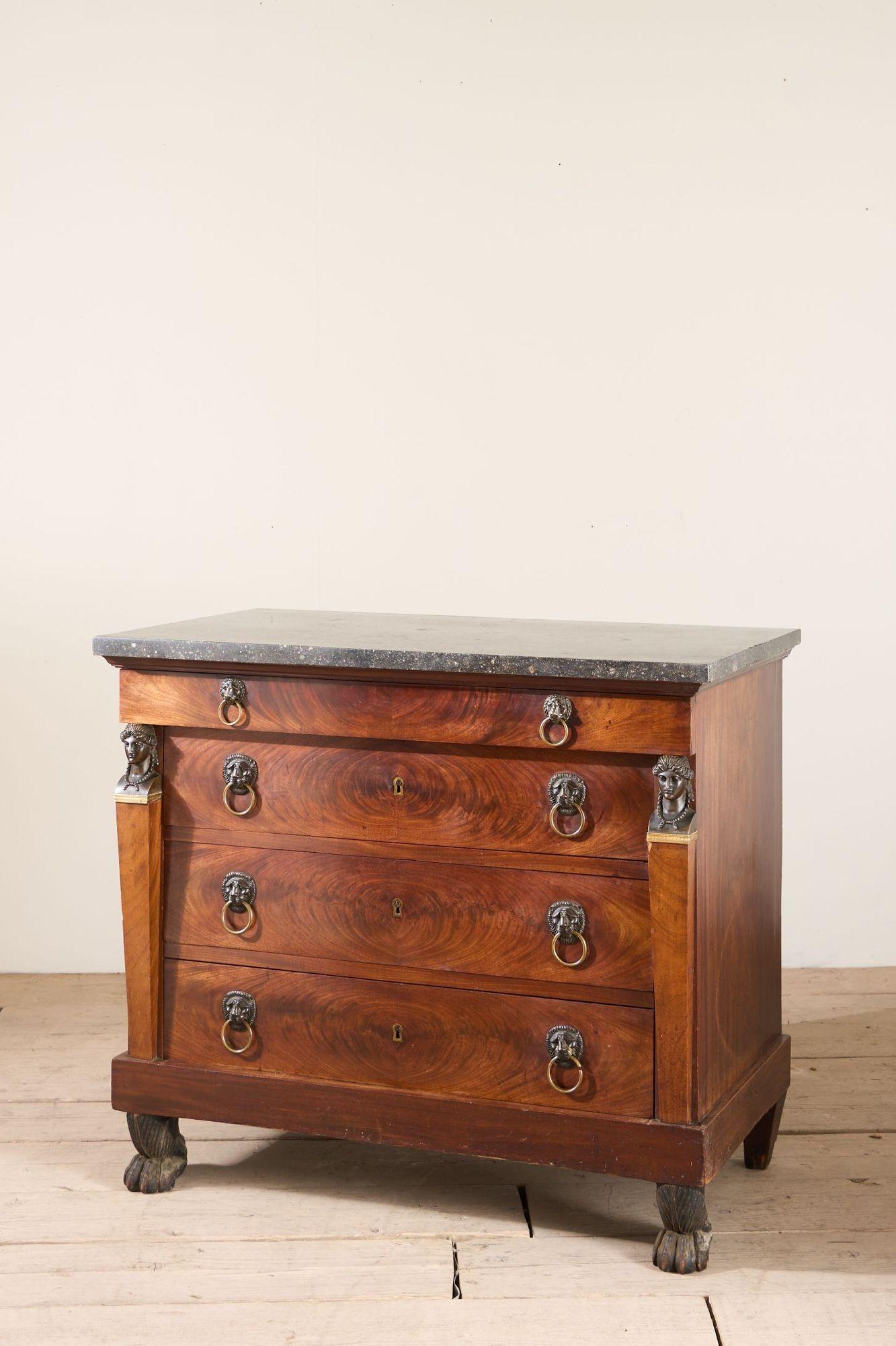 Commode empire française du XIXe siècle en acajou et marbre fossile en vente 8