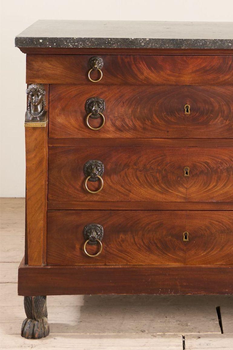 Acajou Commode empire française du XIXe siècle en acajou et marbre fossile en vente