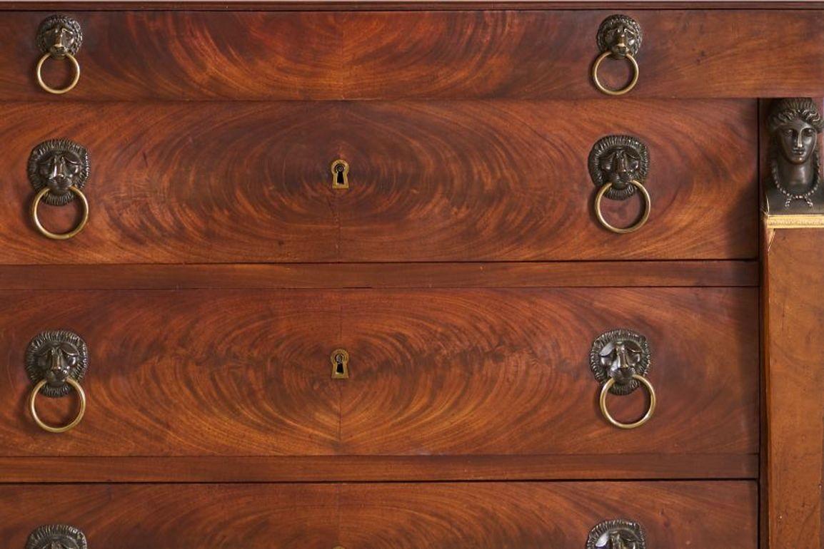 Commode empire française du XIXe siècle en acajou et marbre fossile en vente 1