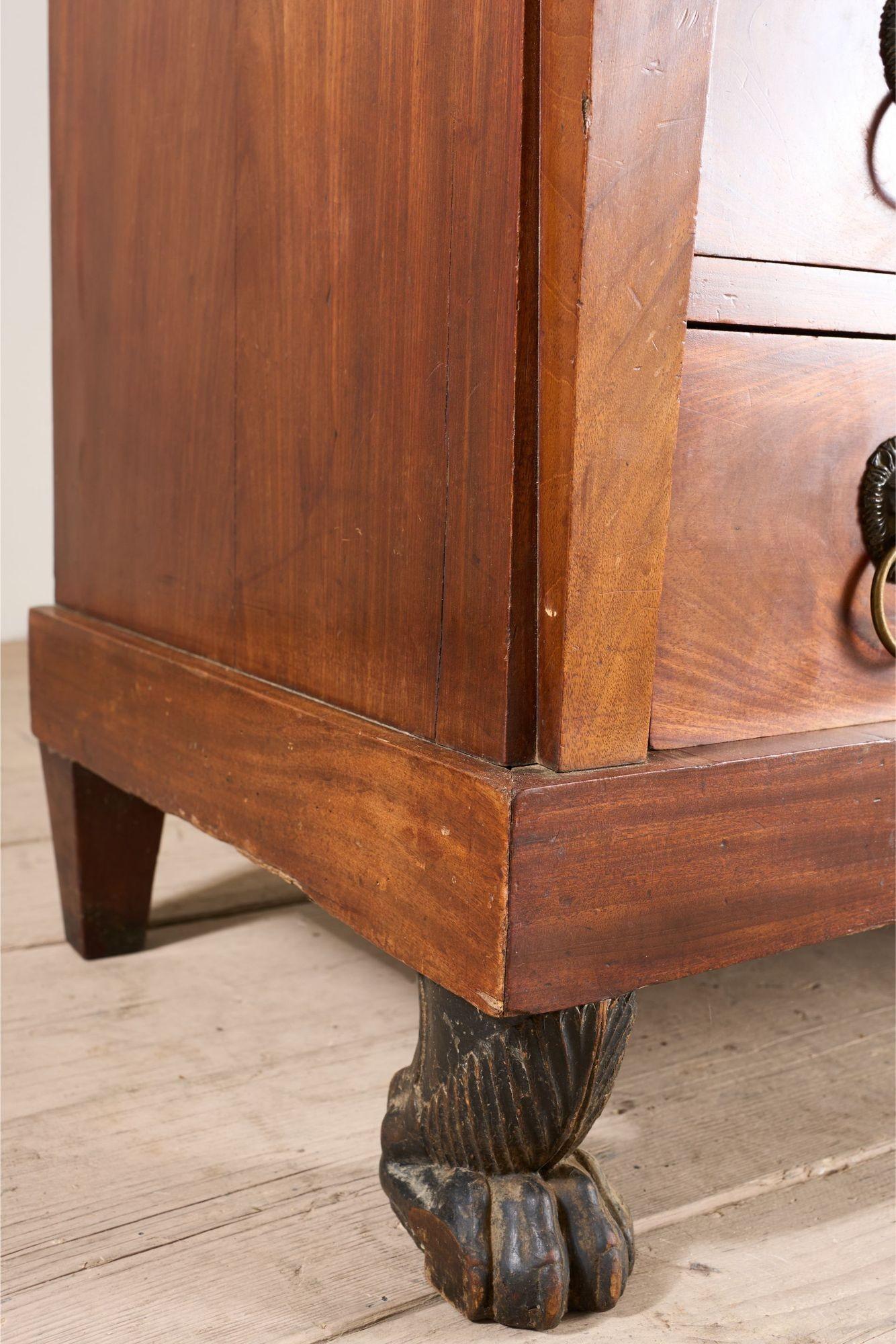 Commode empire française du XIXe siècle en acajou et marbre fossile en vente 2