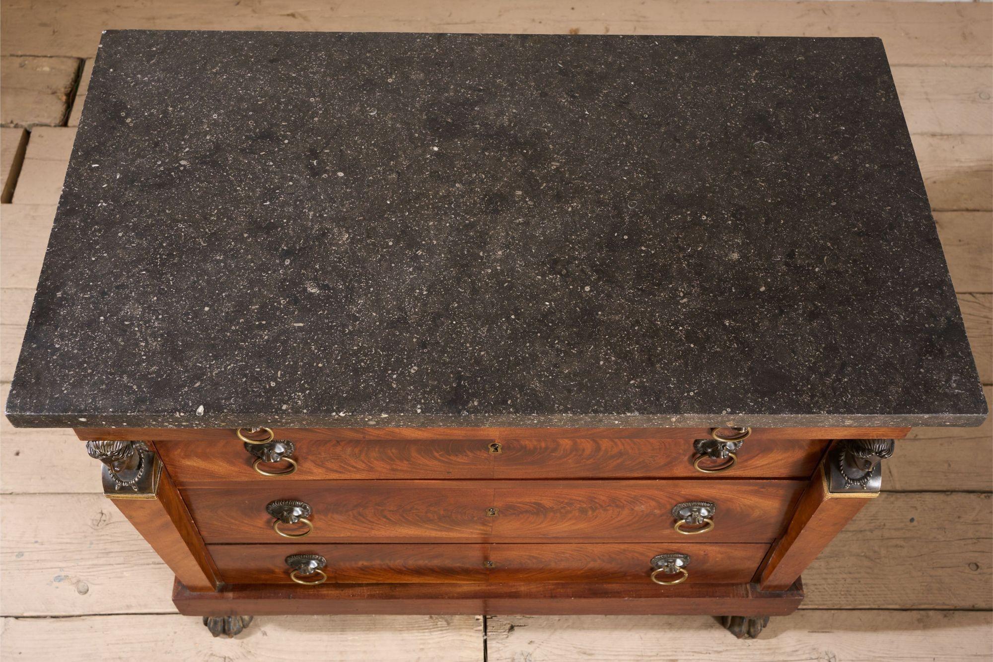 Commode empire française du XIXe siècle en acajou et marbre fossile en vente 3