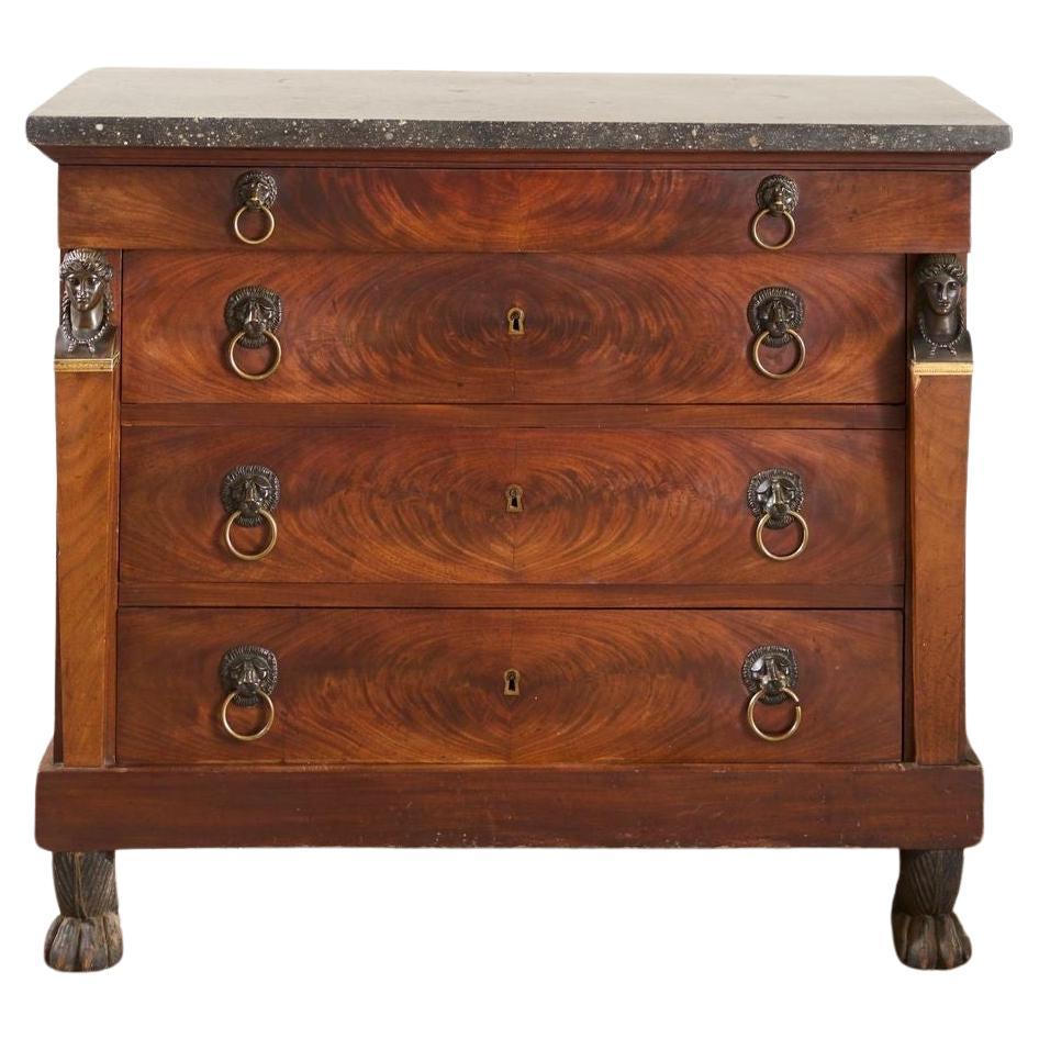 Commode empire française du XIXe siècle en acajou et marbre fossile en vente