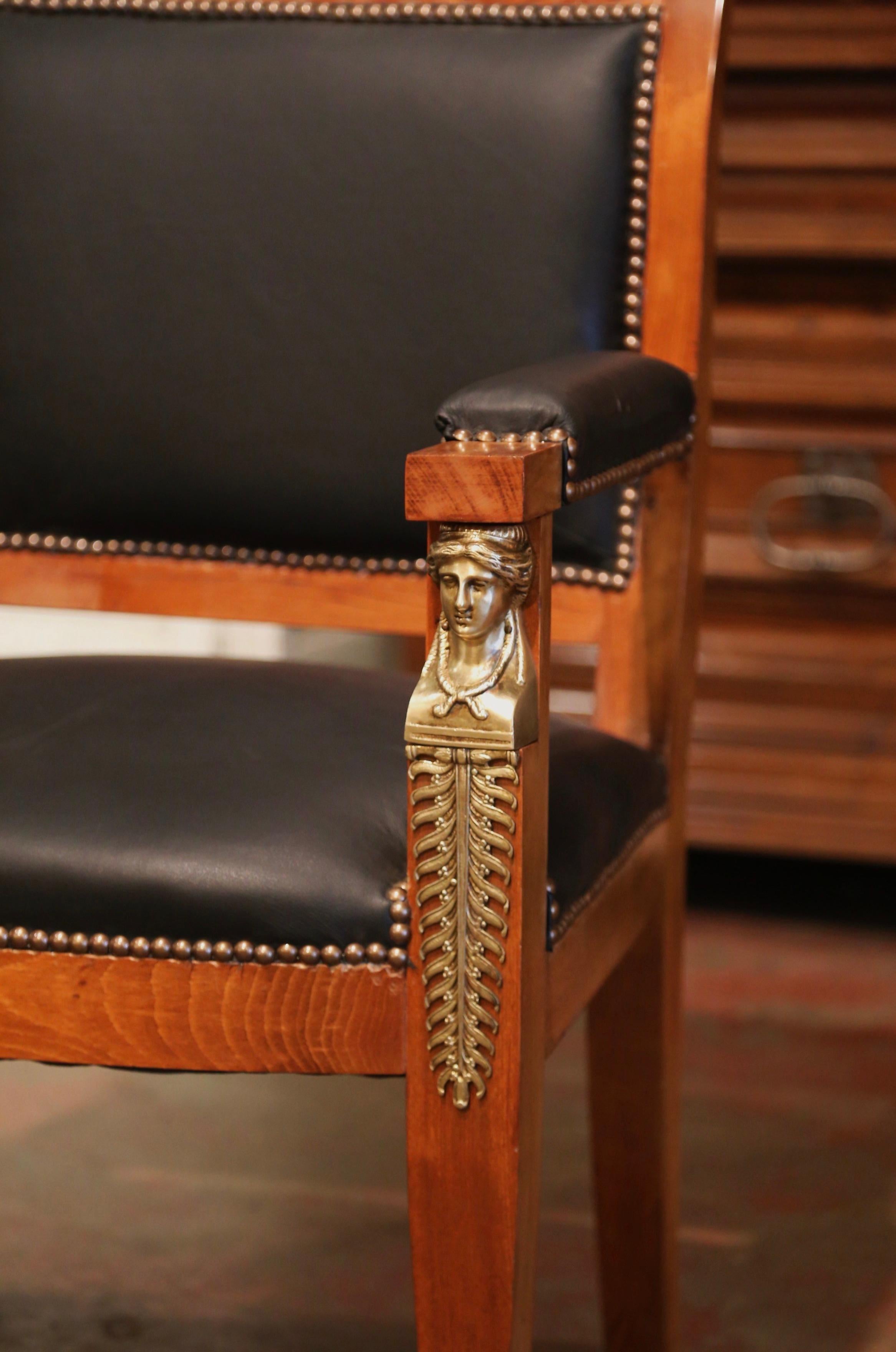Französischer Empire-Schreibtischsessel aus Mahagoni und Leder mit Bronzebeschlägen aus dem 19. Jahrhundert im Zustand „Gut“ im Angebot in Dallas, TX