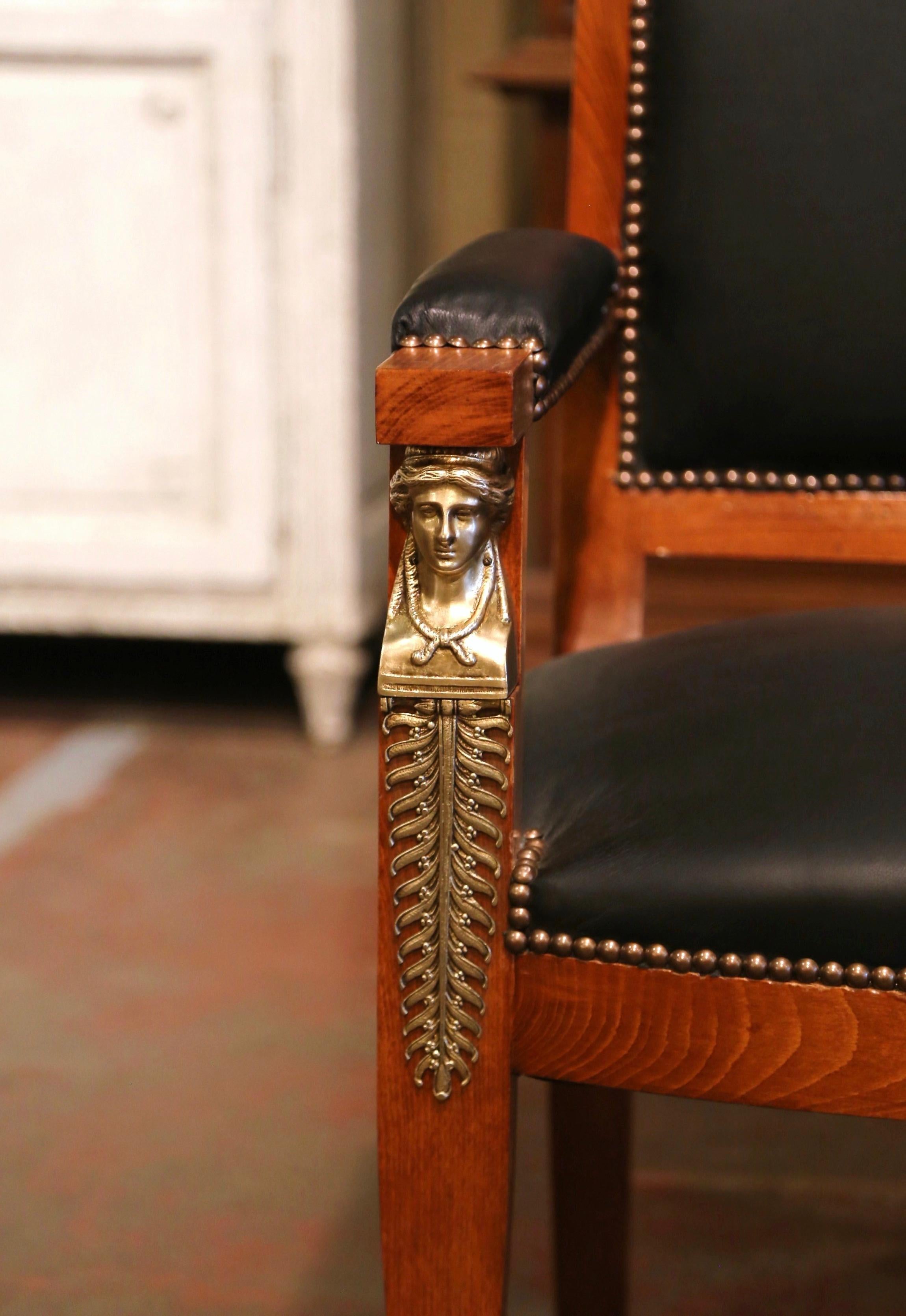 Français Fauteuil de bureau Empire français du 19ème siècle en acajou et cuir avec montures en bronze en vente