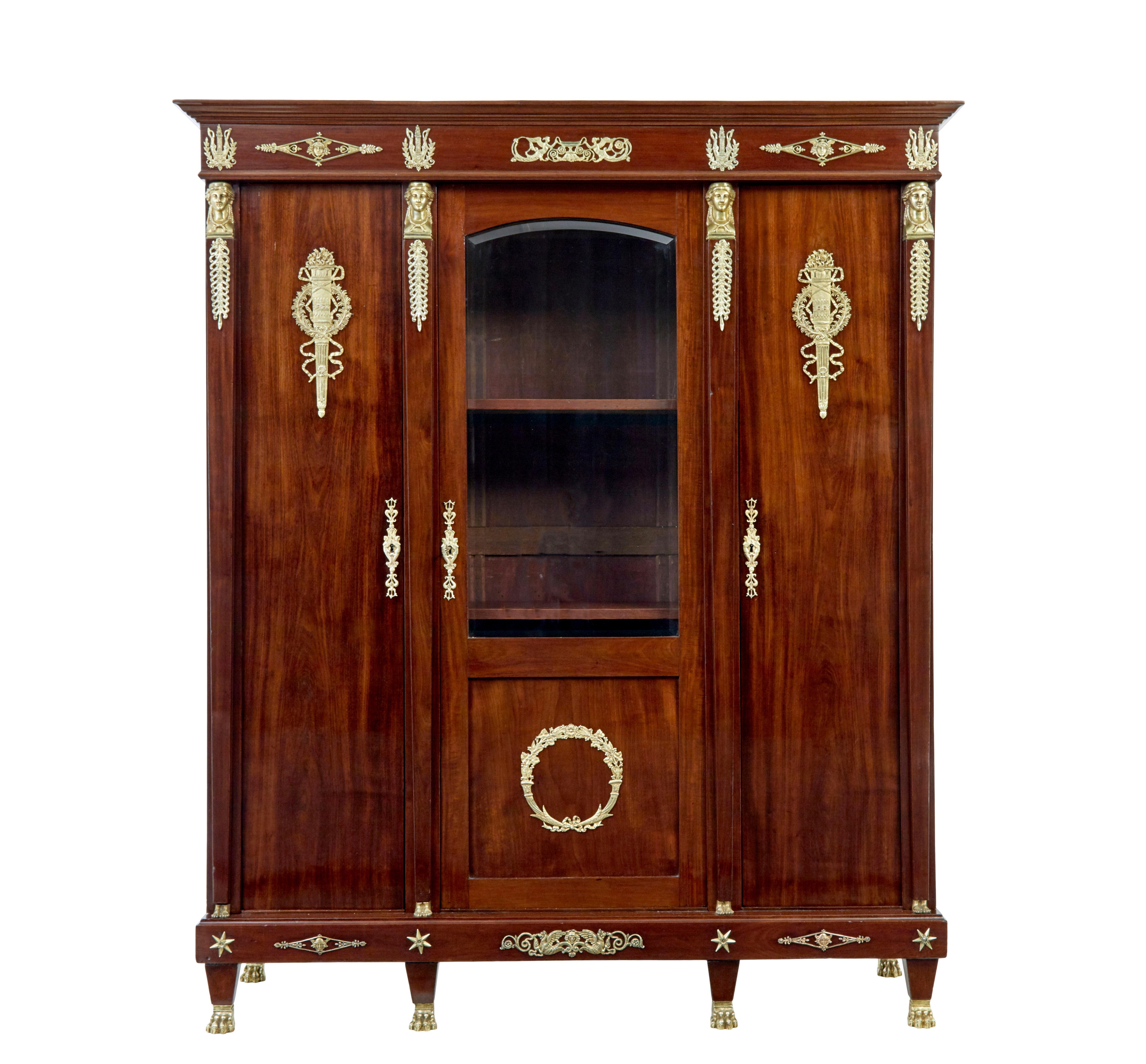 Armadio in mogano stile impero francese di alta qualità del 1890 circa.

Le proporzioni sono generose e, come tutti i mobili di questa scala e di questo periodo, è stato costruito per essere smontato.

Porta centrale vetrata con montatura a