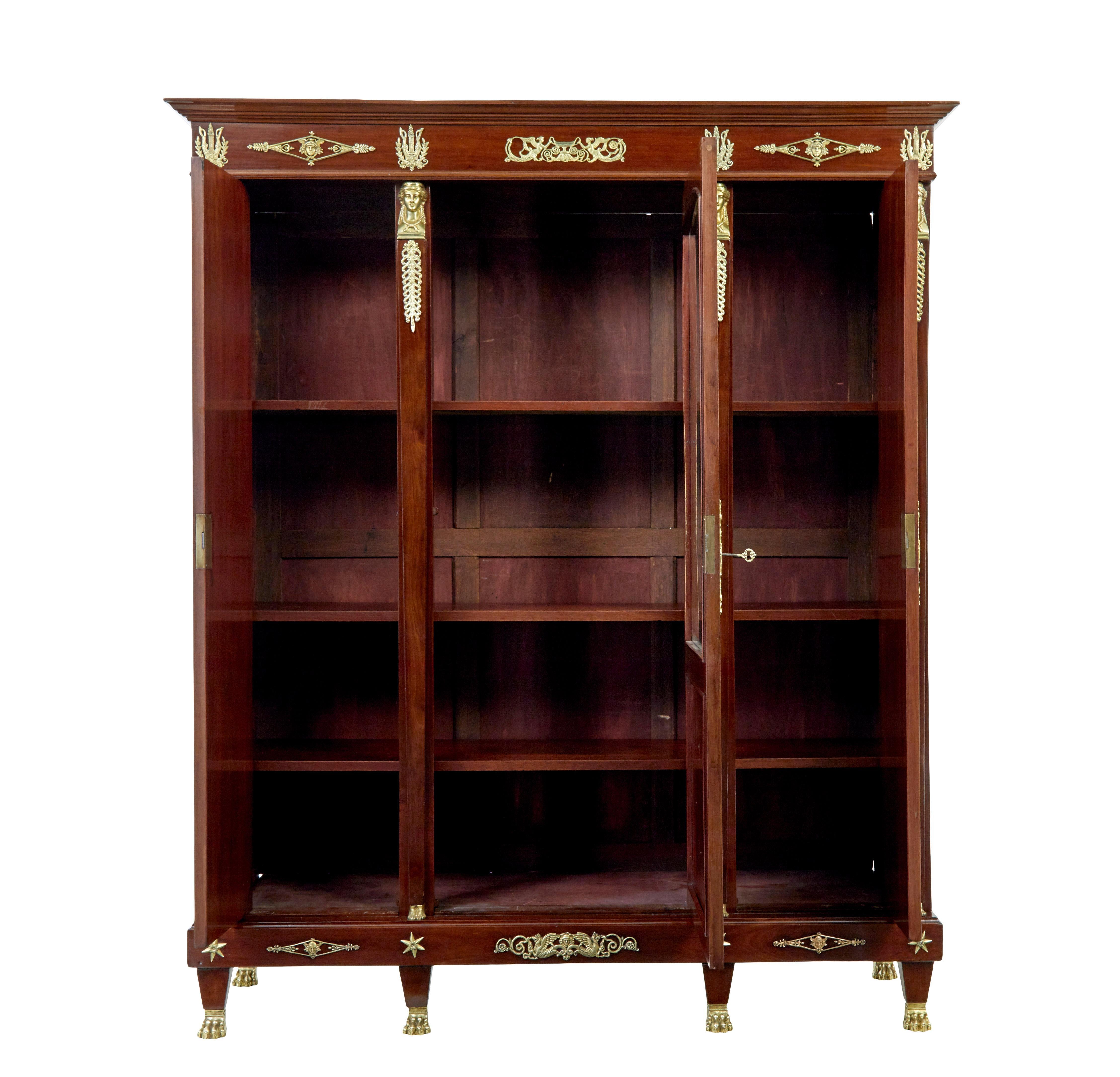 Neoimpero Armadio impero francese del XIX secolo in mogano e ormolu in vendita