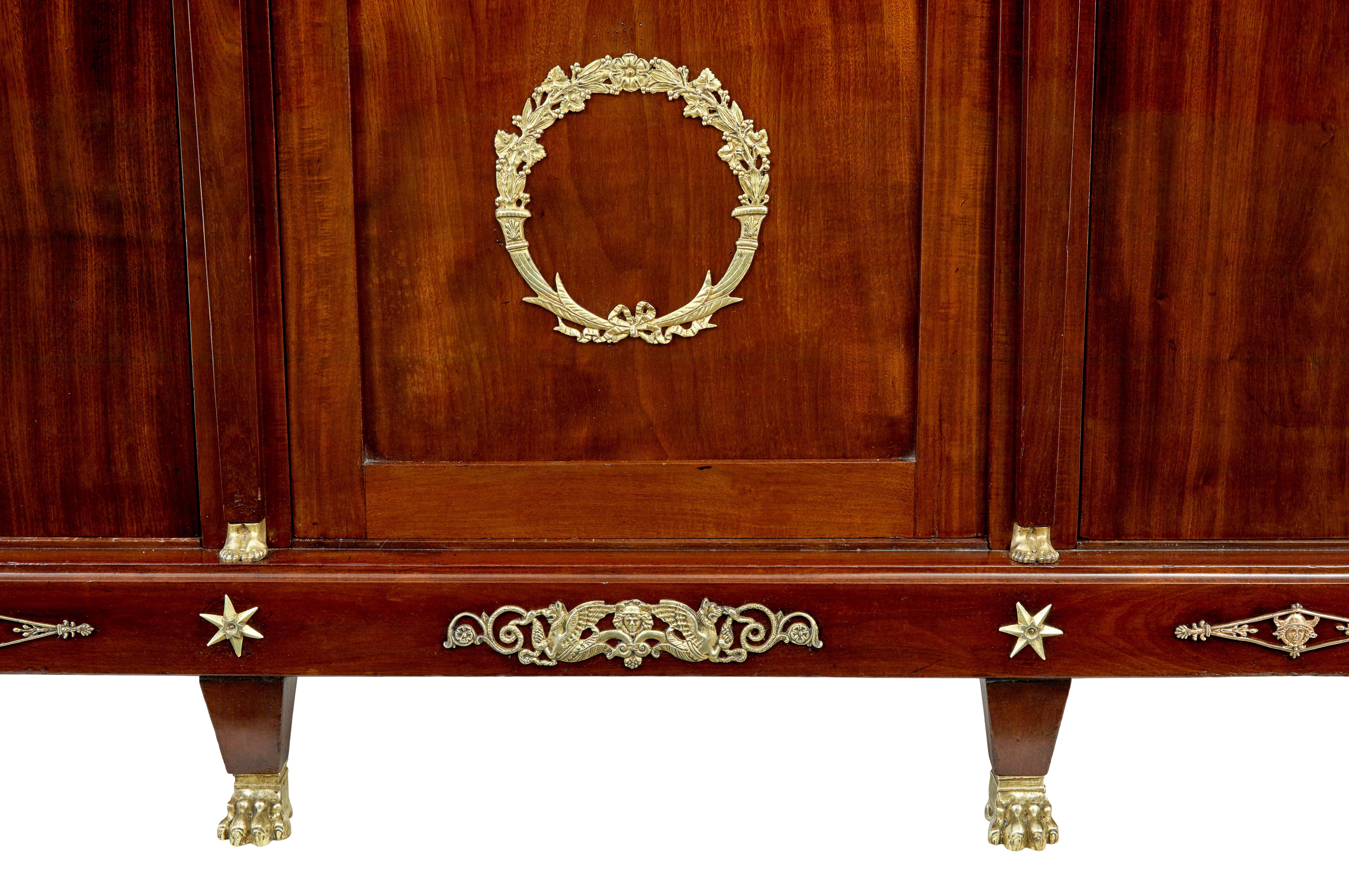 Armadio impero francese del XIX secolo in mogano e ormolu in vendita 2