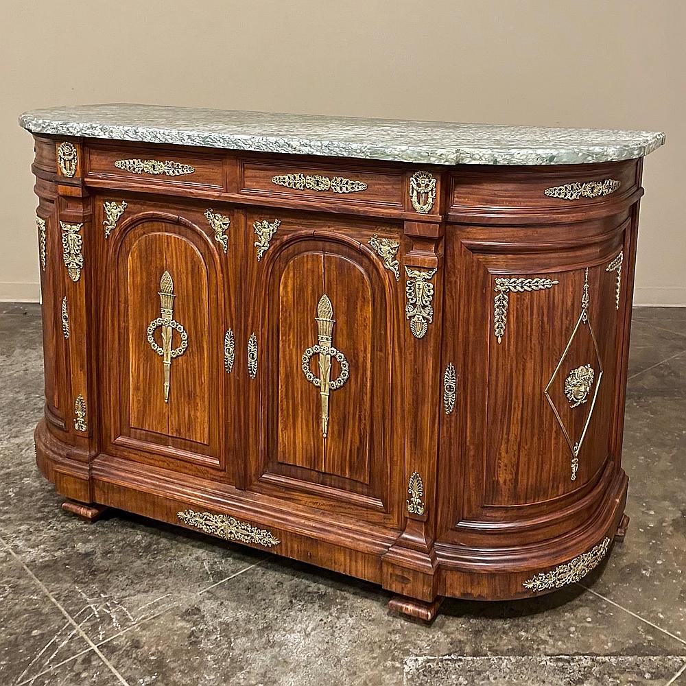 Il buffet con piano in marmo in mogano dell'Impero francese del XIX secolo è una meraviglia dell'arte dell'ebanista! Per prima cosa, è stato utilizzato il mogano esotico importato per creare uno sfondo ricco e bello, utilizzando uno stile