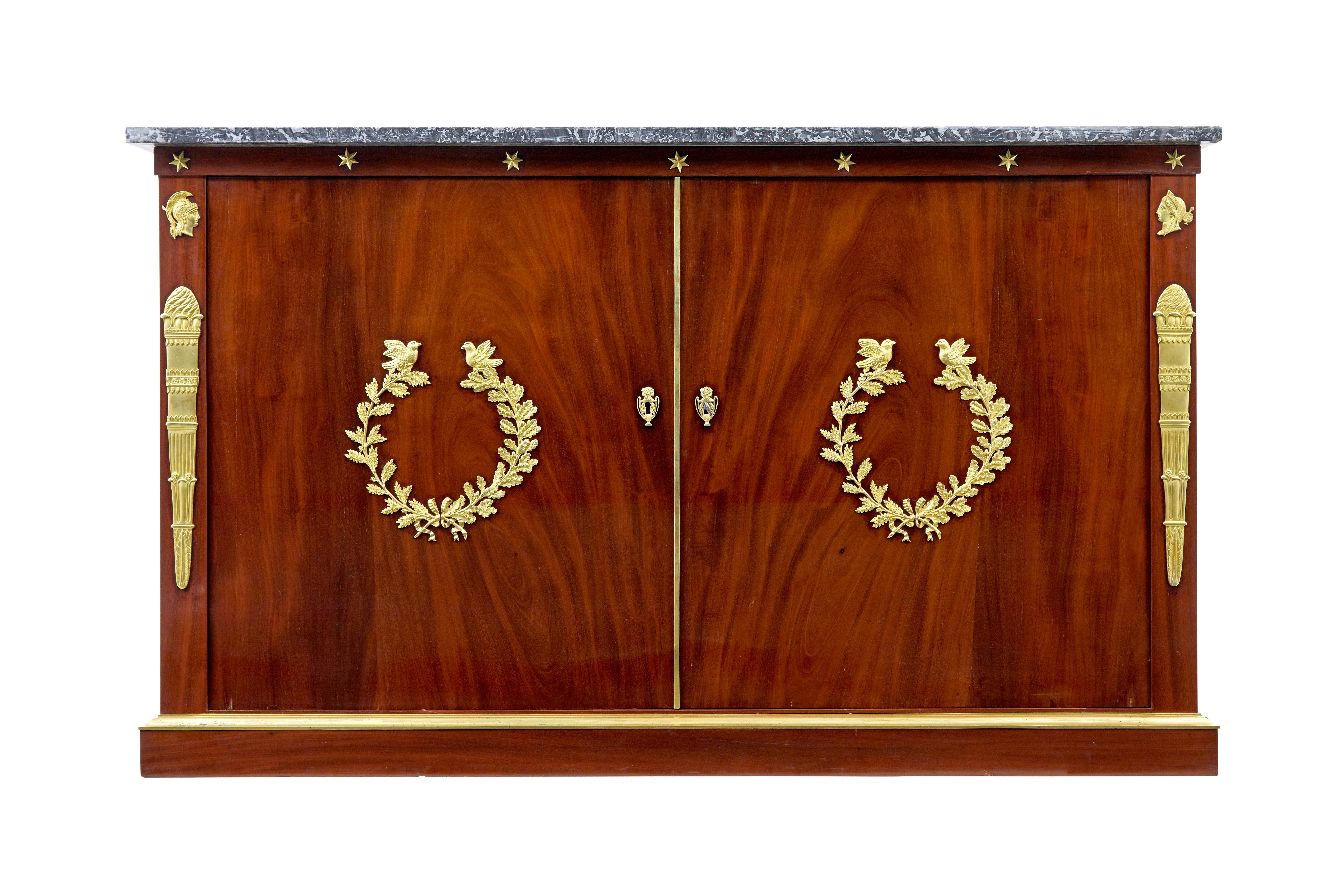 Mobile buffet in mogano stile impero francese del XIX secolo, 1880 circa.

Piano originale in marmo bianco e grigio. Le grandi porte doppie si aprono per rivelare 2 cassetti attrezzati con un unico grande ripiano sottostante, caratterizzato da