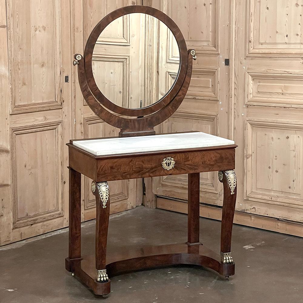 Le meuble-lavabo Empire français du 19e siècle en acajou avec marbre de Carrare est un exemple parfait de ce style !  Fabriquée sous le Second Empire à partir d'acajou exotique importé des Amériques, de bronze doré des maîtres métallurgistes de