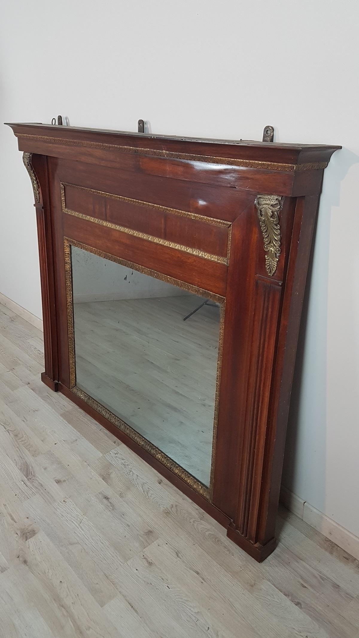 Large antique mirror full-era period Empire 1804-1815 in fine mahogany. The mirror is characterized by a large mahogany frame with half-columns on the sides with an important gilded bronze decorative plate. Also to confirm the high era are the nails