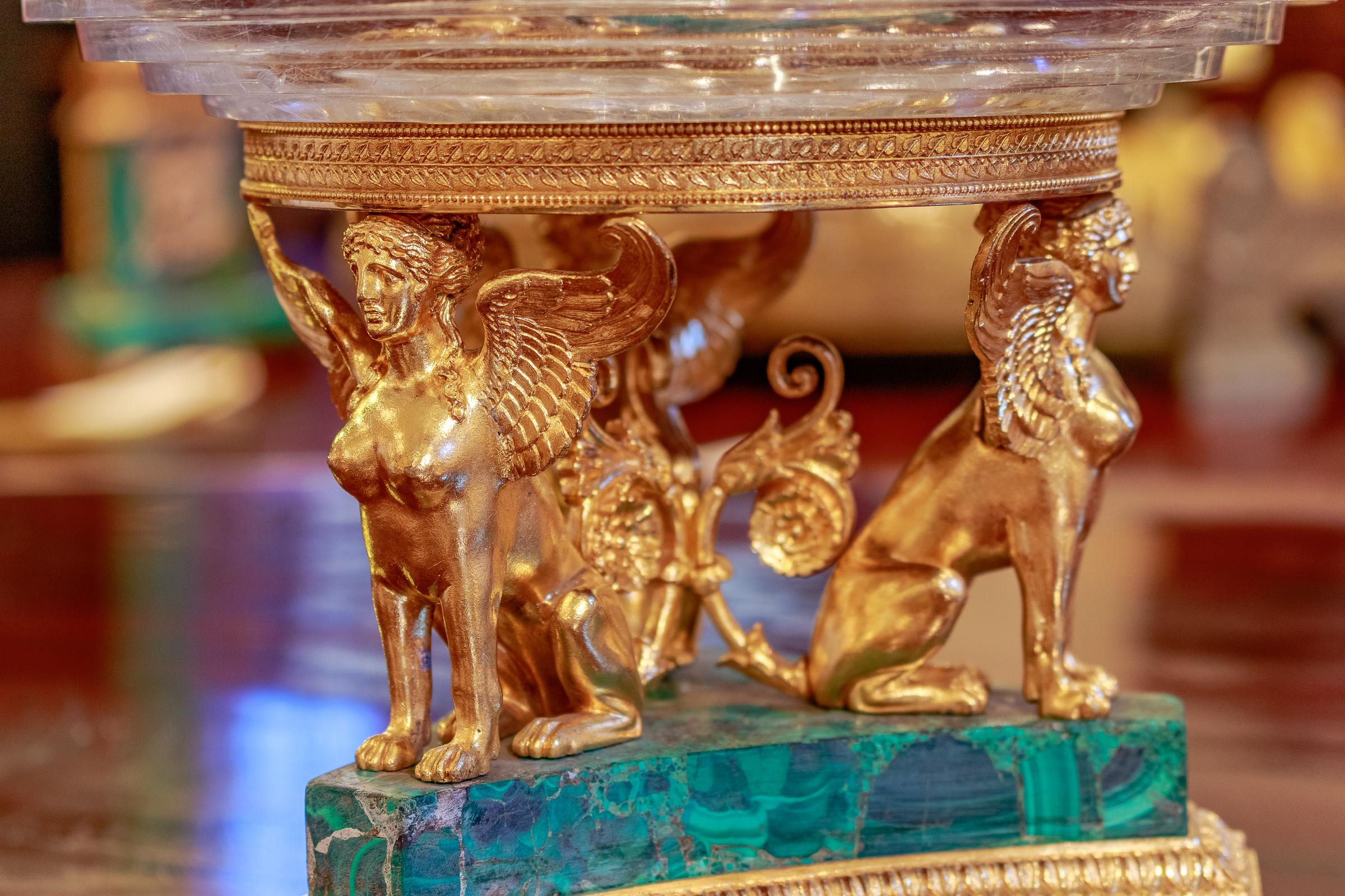 Schöner Tafelaufsatz aus Malachit und vergoldeter Bronze im französischen Empire des 19. Schale aus geschliffenem Kristall, vergoldete Bronzesphinxen aus feinem Quecksilber.