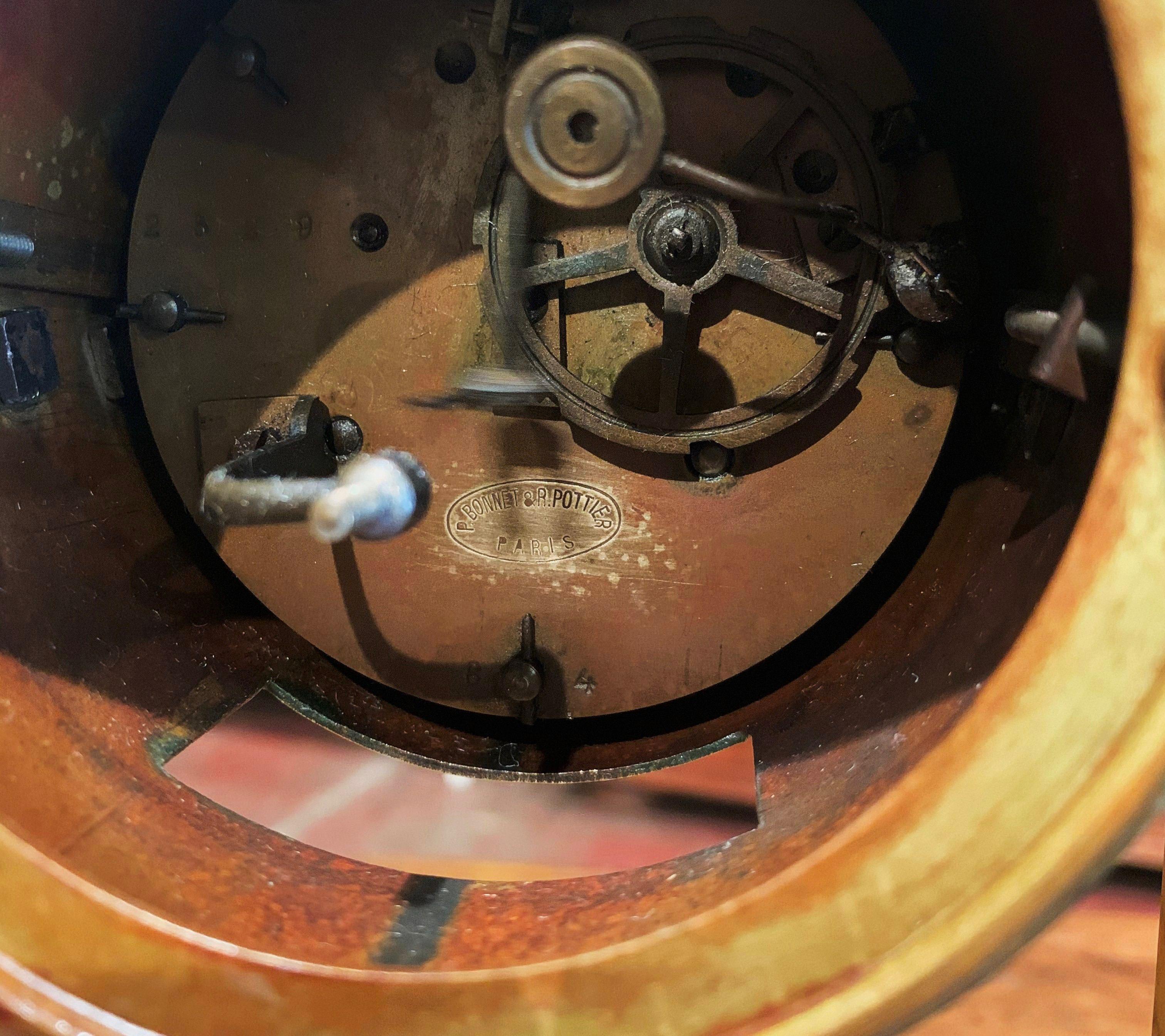 pendule de cheminée Empire du XIXe siècle en marbre et bronze de Bonnet & Pottier 7