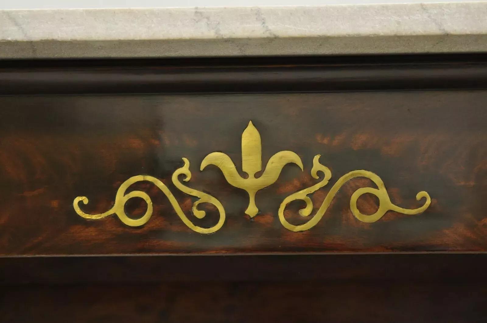 Tavolo da sala consolle Impero francese del XIX secolo con piano in marmo e piedi a zampa d'asino in bronzo in vendita 4