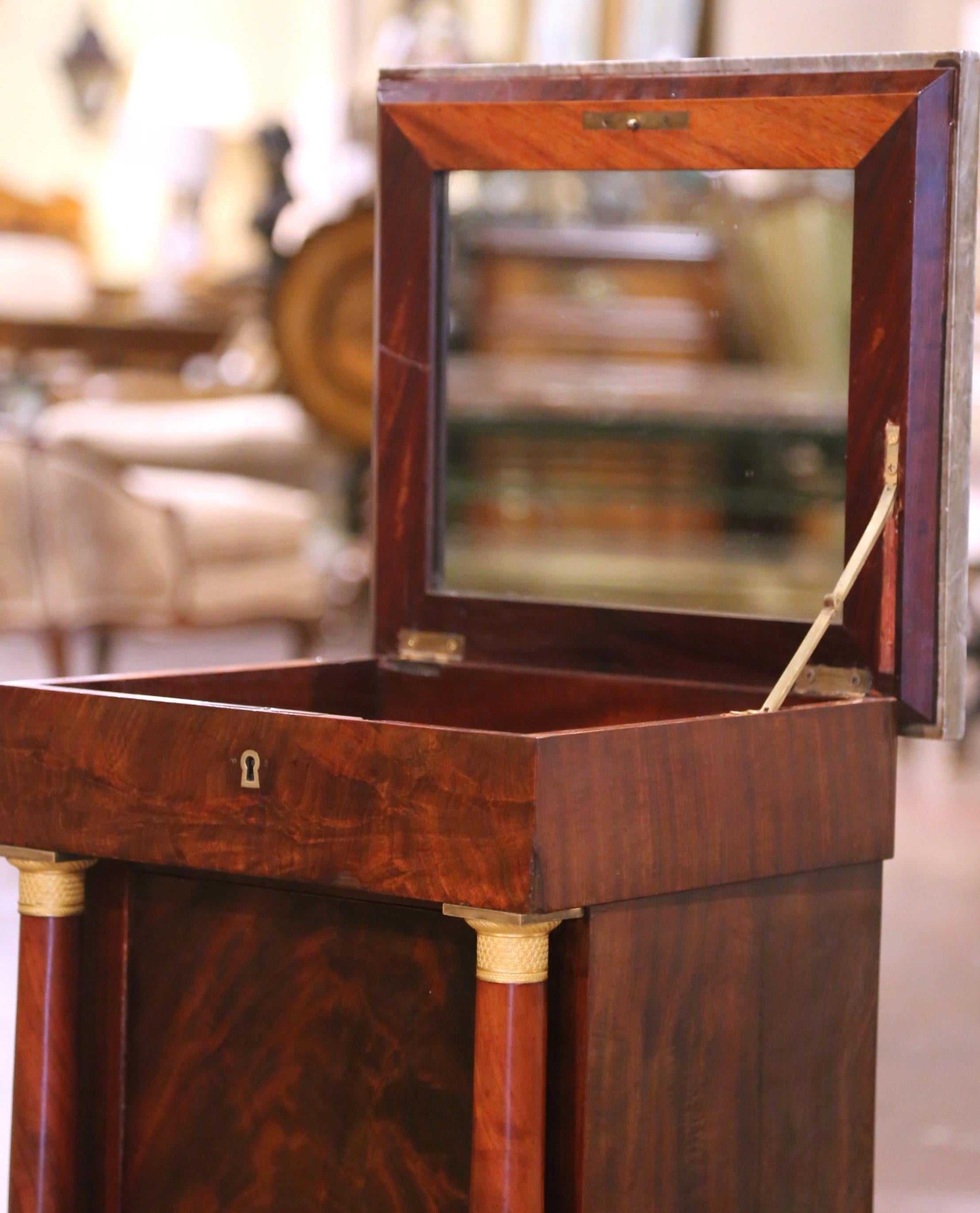 19. Jahrhundert Französisch Empire Marmor Top geschnitzt Nussbaum Vanity Cabinet mit Spiegel im Angebot 5