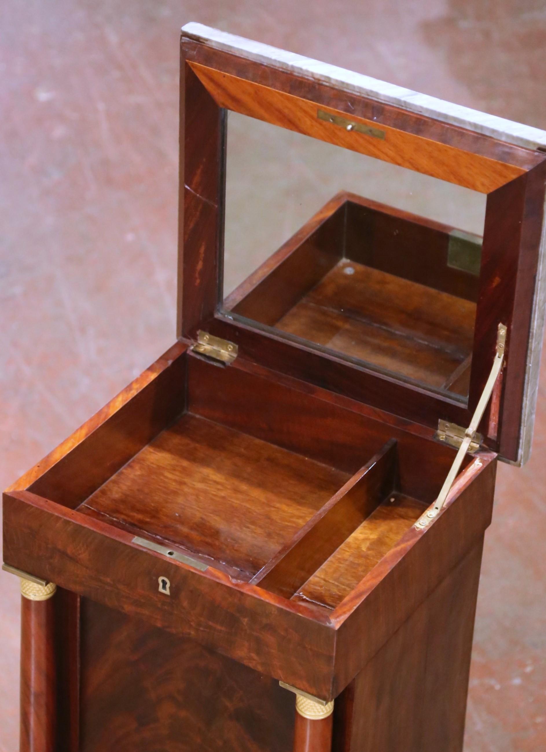 19. Jahrhundert Französisch Empire Marmor Top geschnitzt Nussbaum Vanity Cabinet mit Spiegel im Angebot 6