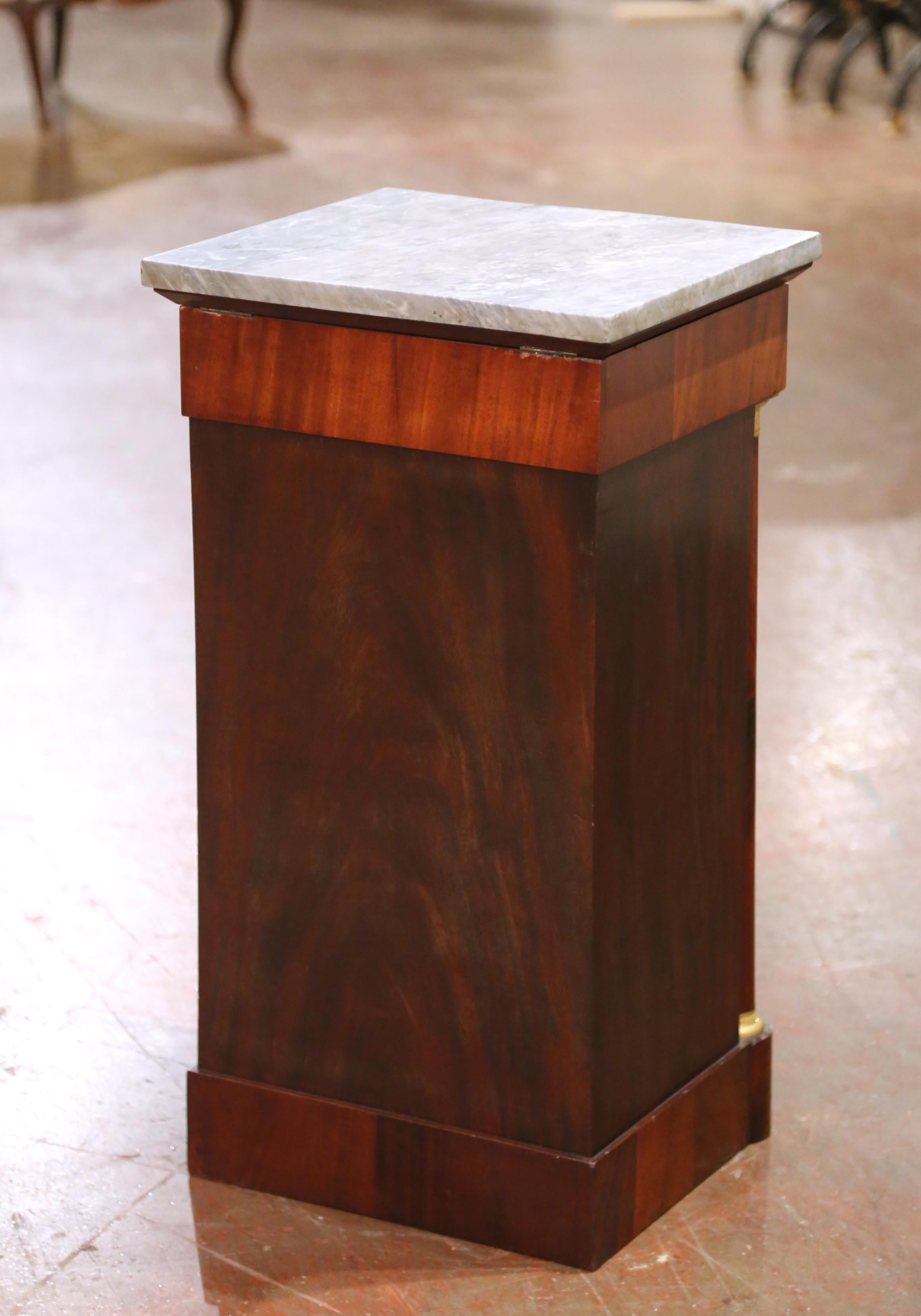 19. Jahrhundert Französisch Empire Marmor Top geschnitzt Nussbaum Vanity Cabinet mit Spiegel im Angebot 7