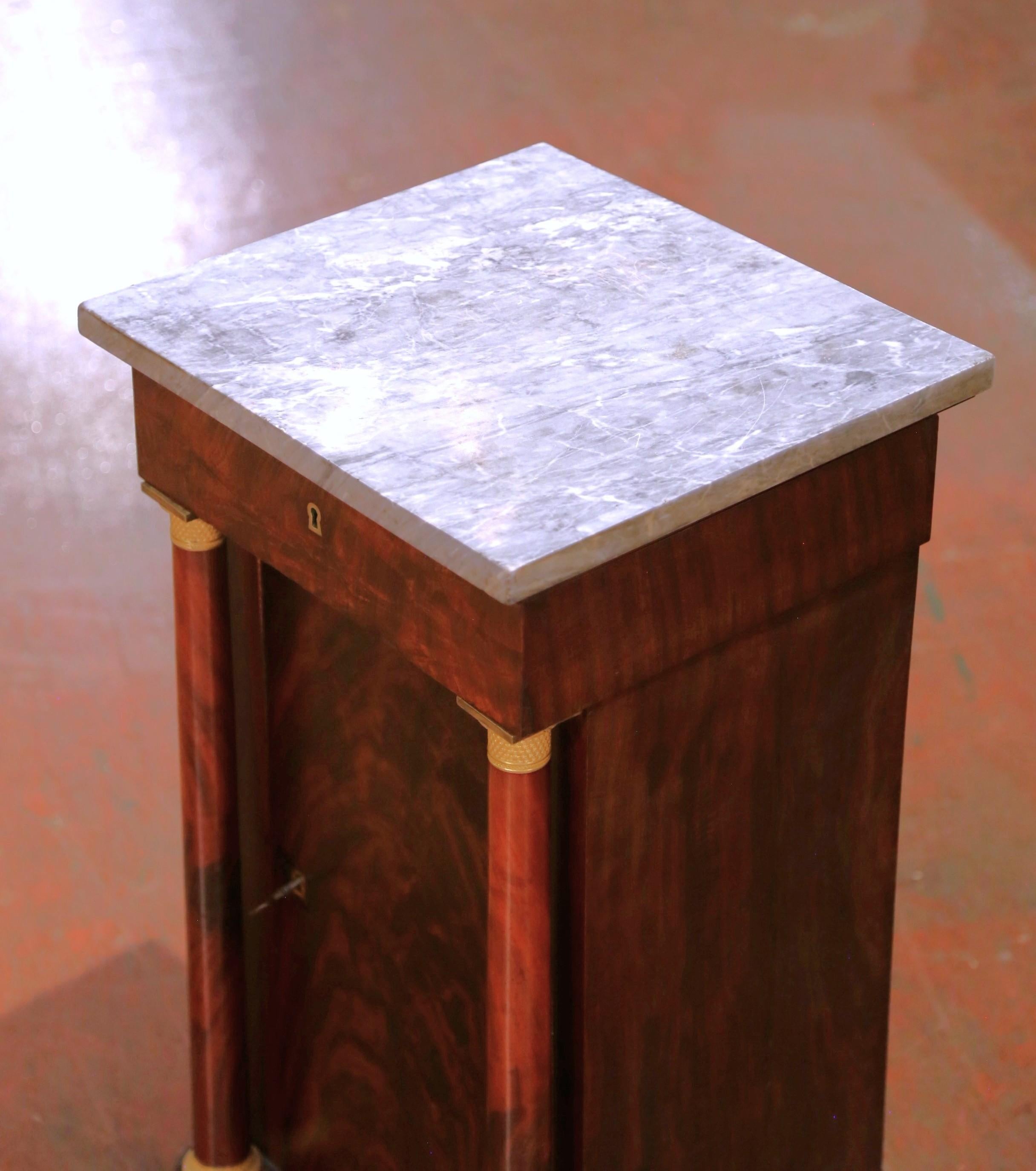 19. Jahrhundert Französisch Empire Marmor Top geschnitzt Nussbaum Vanity Cabinet mit Spiegel (Handgeschnitzt) im Angebot