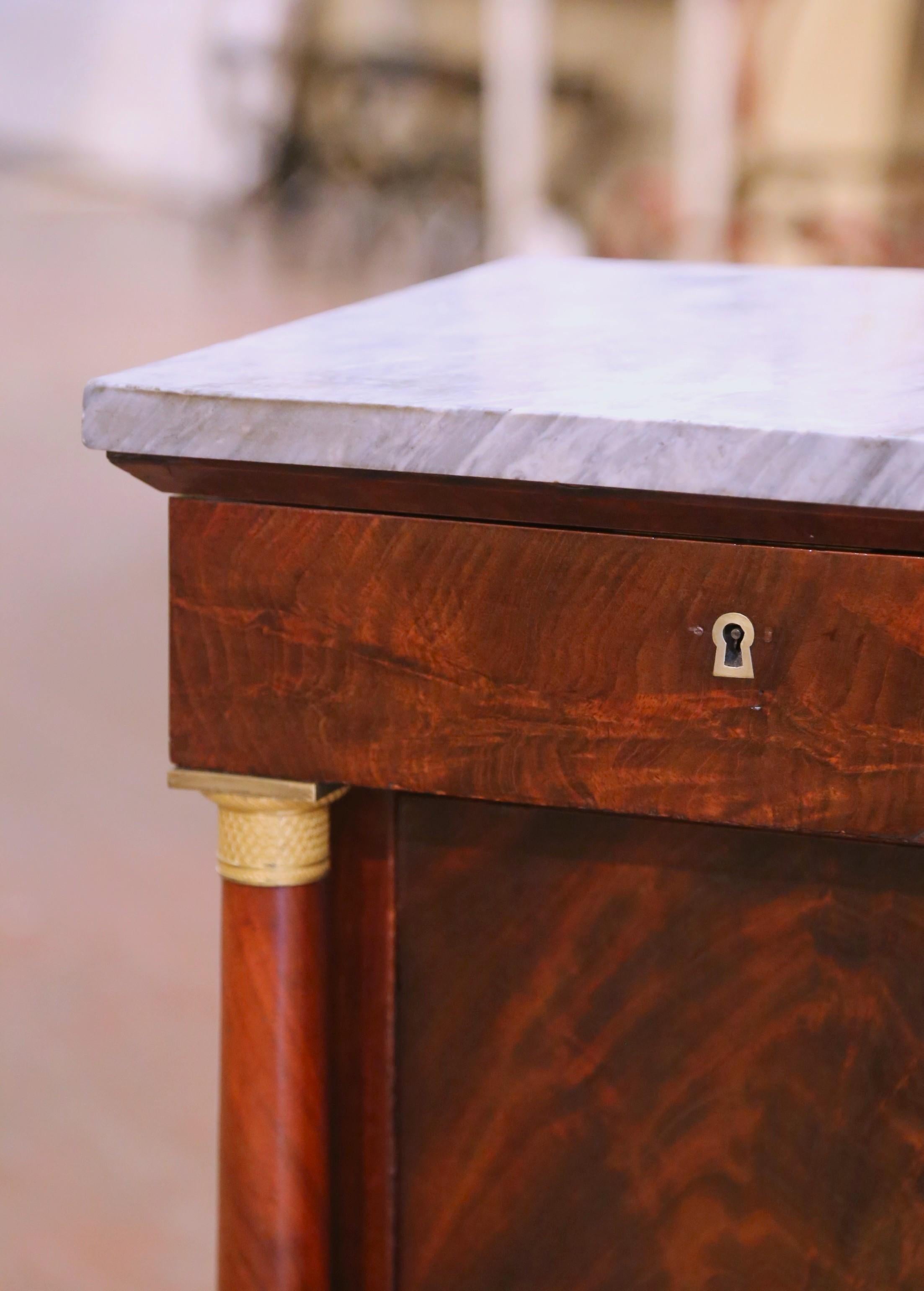 19. Jahrhundert Französisch Empire Marmor Top geschnitzt Nussbaum Vanity Cabinet mit Spiegel im Zustand „Hervorragend“ im Angebot in Dallas, TX